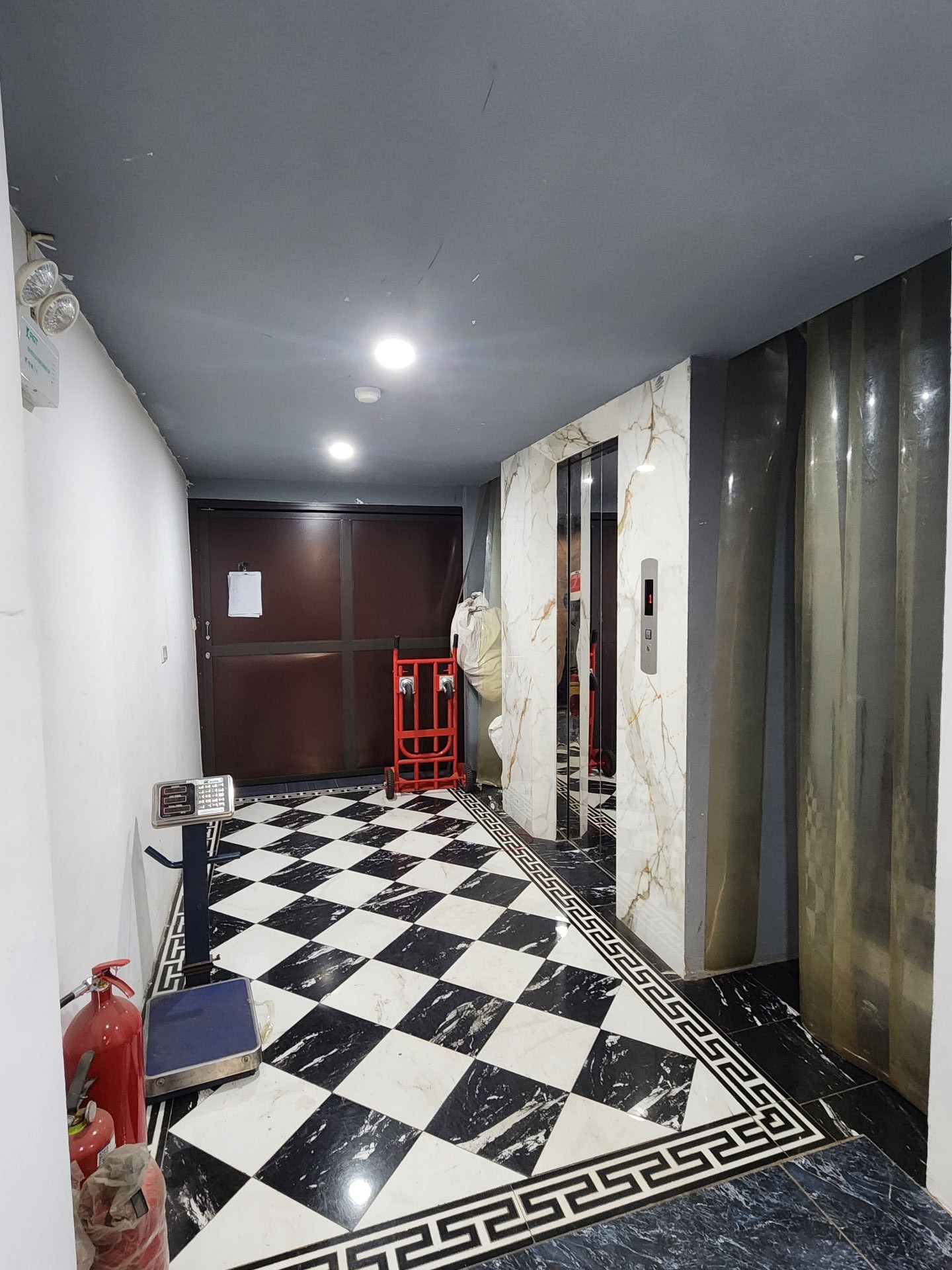 Bán nhà Nghi Tàm - diện tích 81m2 7 tầng - Mặt phố kinh doanh đa dạng - giá 38 tỷ