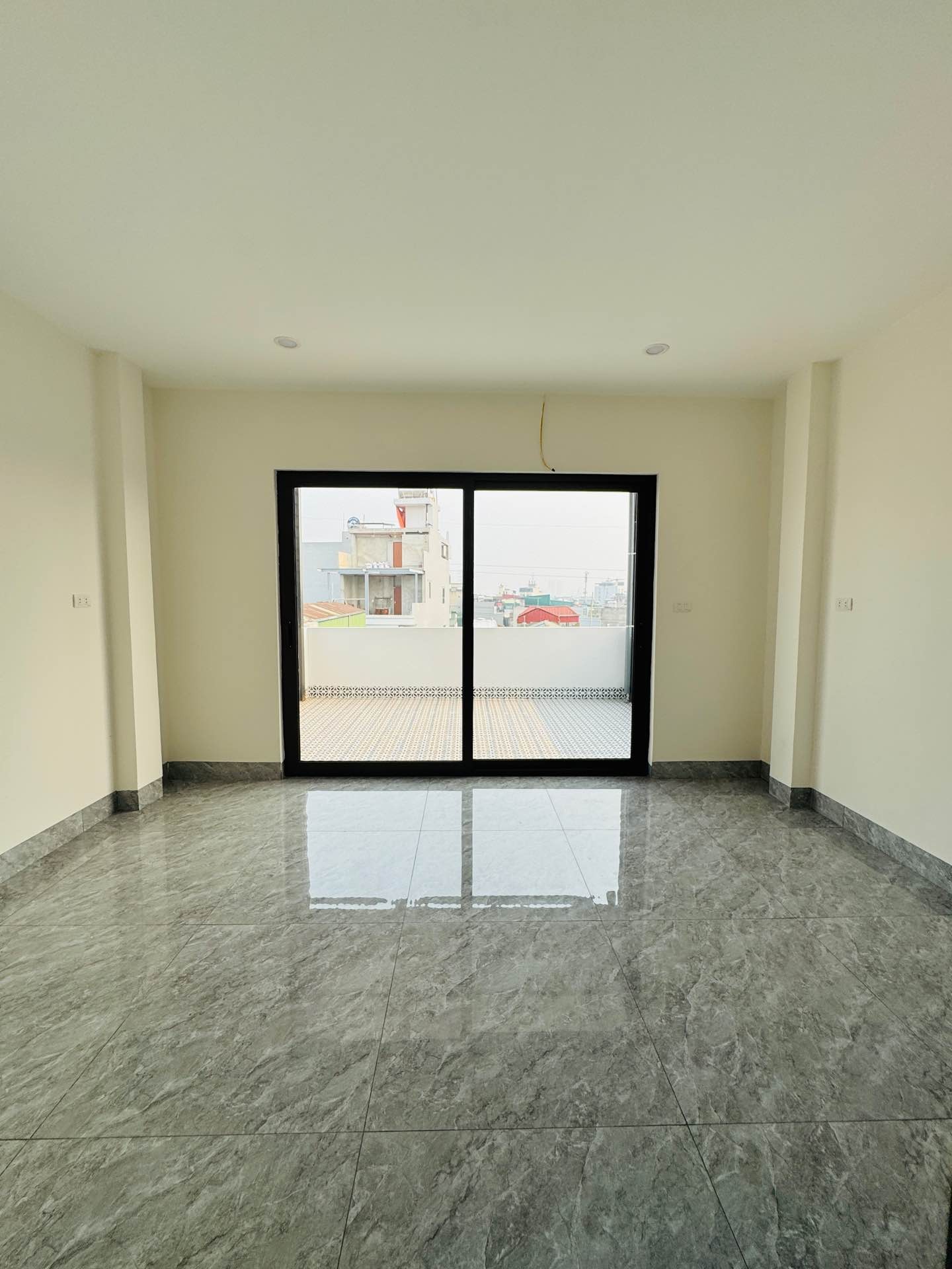 Bán nhà Tân Mai - diện tích 90m2 6 tầng - Ô TÔ VÀO NHÀ - giá 25,8 tỷ