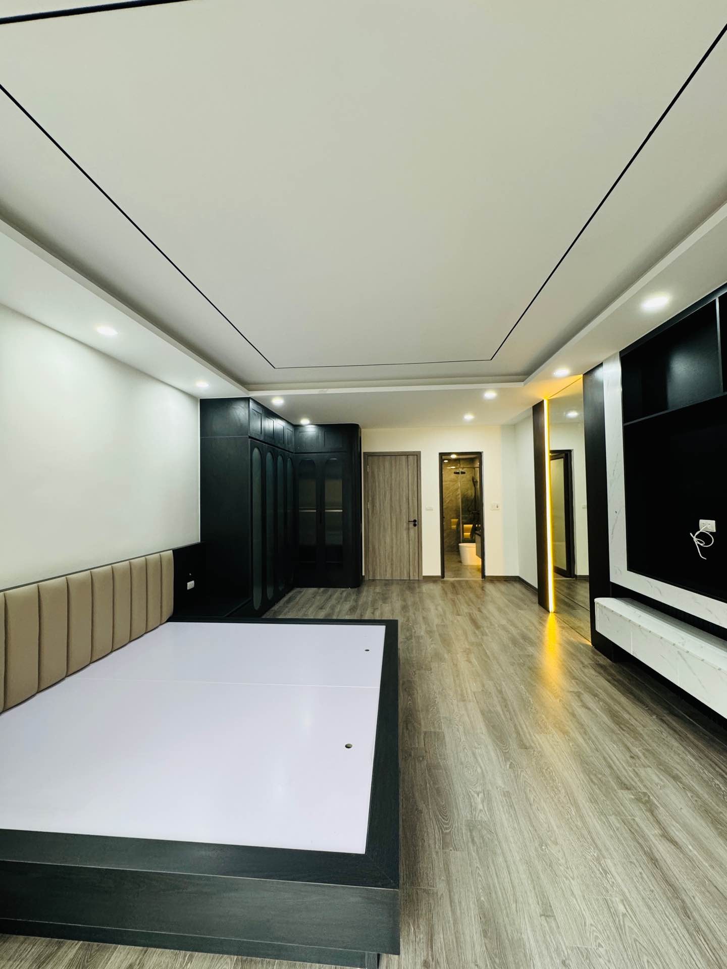 Bán nhà Tân Mai - diện tích 90m2 6 tầng - Ô TÔ VÀO NHÀ - giá 25,8 tỷ