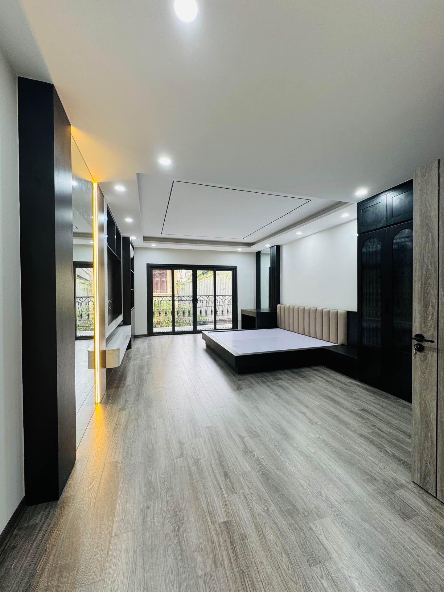 Bán nhà Tân Mai - diện tích 90m2 6 tầng - Ô TÔ VÀO NHÀ - giá 25,8 tỷ