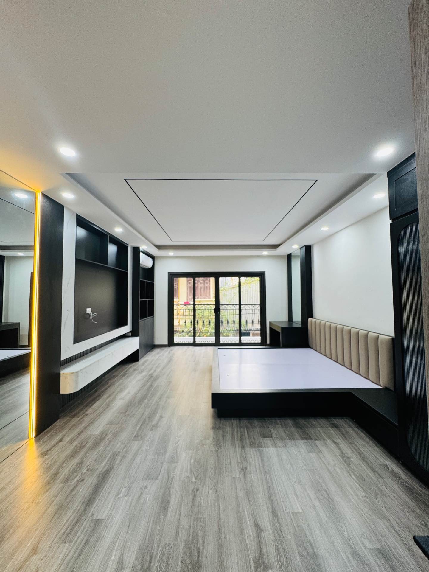 Bán nhà Tân Mai - diện tích 90m2 6 tầng - Ô TÔ VÀO NHÀ - giá 25,8 tỷ