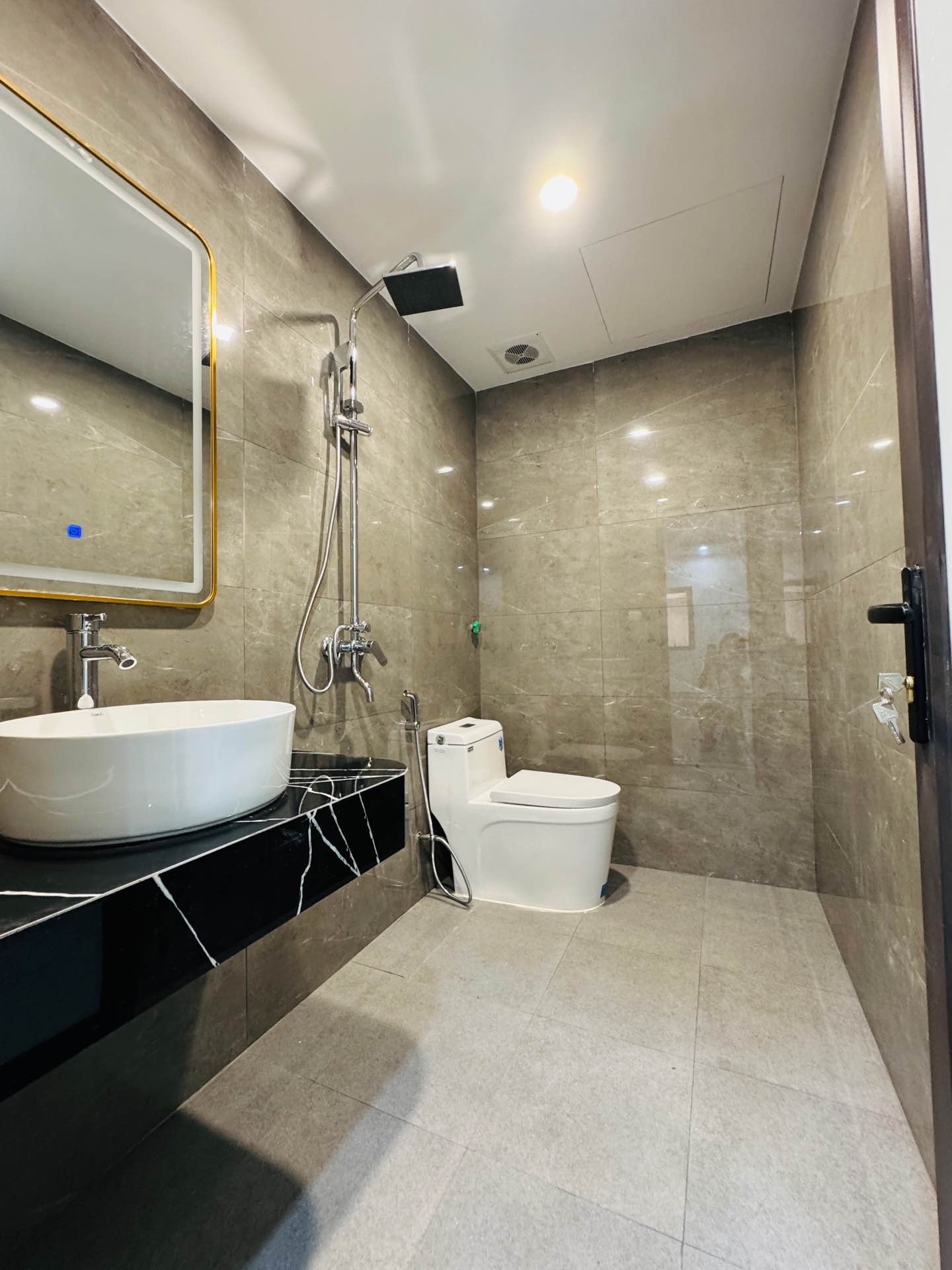Bán nhà Tân Mai - diện tích 90m2 6 tầng - Ô TÔ VÀO NHÀ - giá 25,8 tỷ