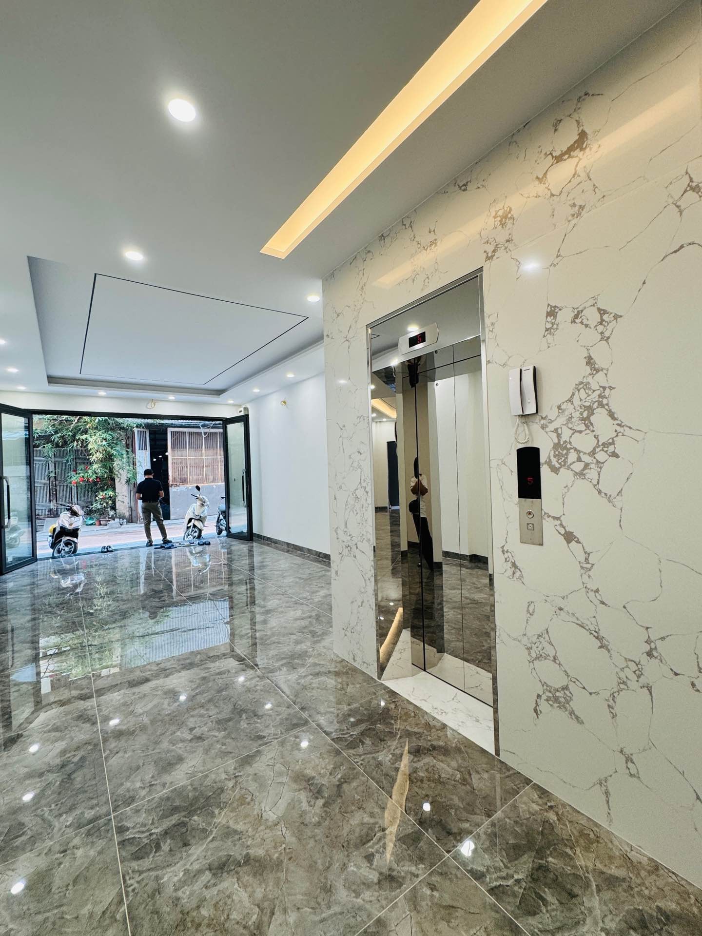 Bán nhà Tân Mai - diện tích 90m2 6 tầng - Ô TÔ VÀO NHÀ - giá 25,8 tỷ