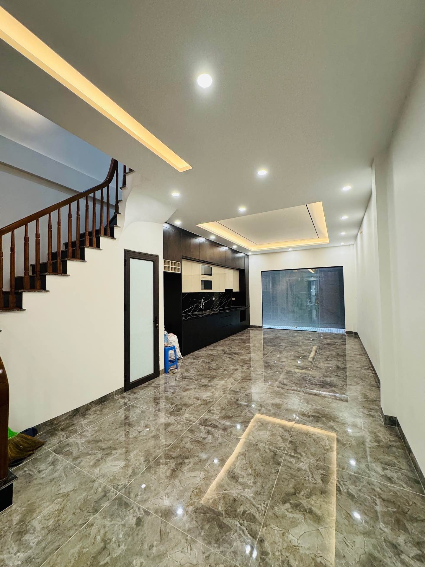 Bán nhà Tân Mai - diện tích 90m2 6 tầng - Ô TÔ VÀO NHÀ - giá 25,8 tỷ
