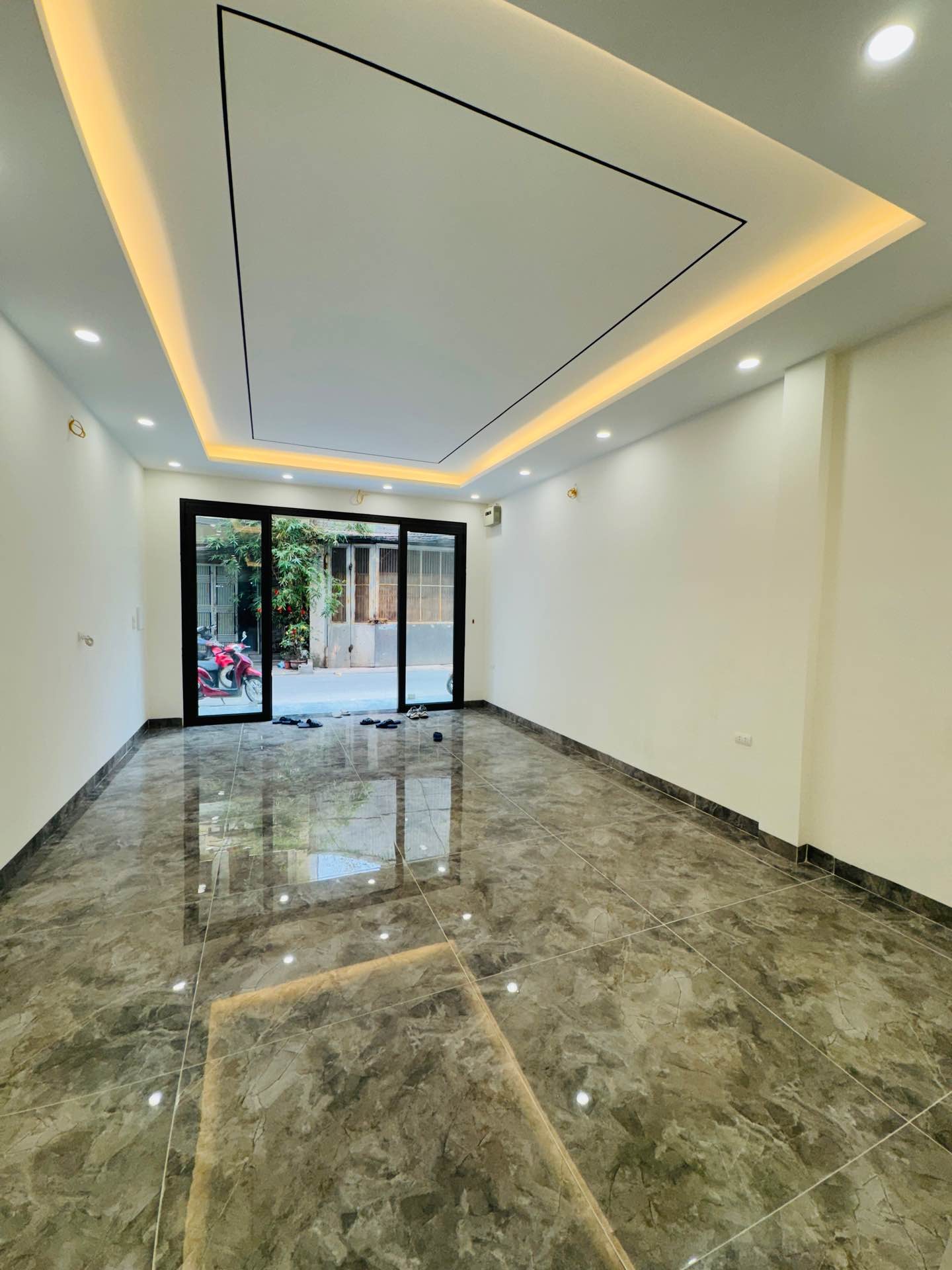 Bán nhà Tân Mai - diện tích 90m2 6 tầng - Ô TÔ VÀO NHÀ - giá 25,8 tỷ