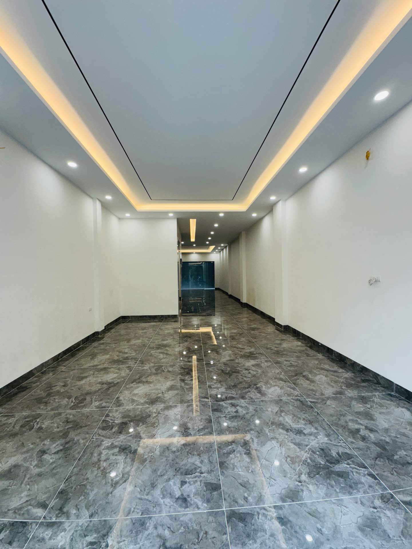 Bán nhà Tân Mai - diện tích 90m2 6 tầng - Ô TÔ VÀO NHÀ - giá 25,8 tỷ