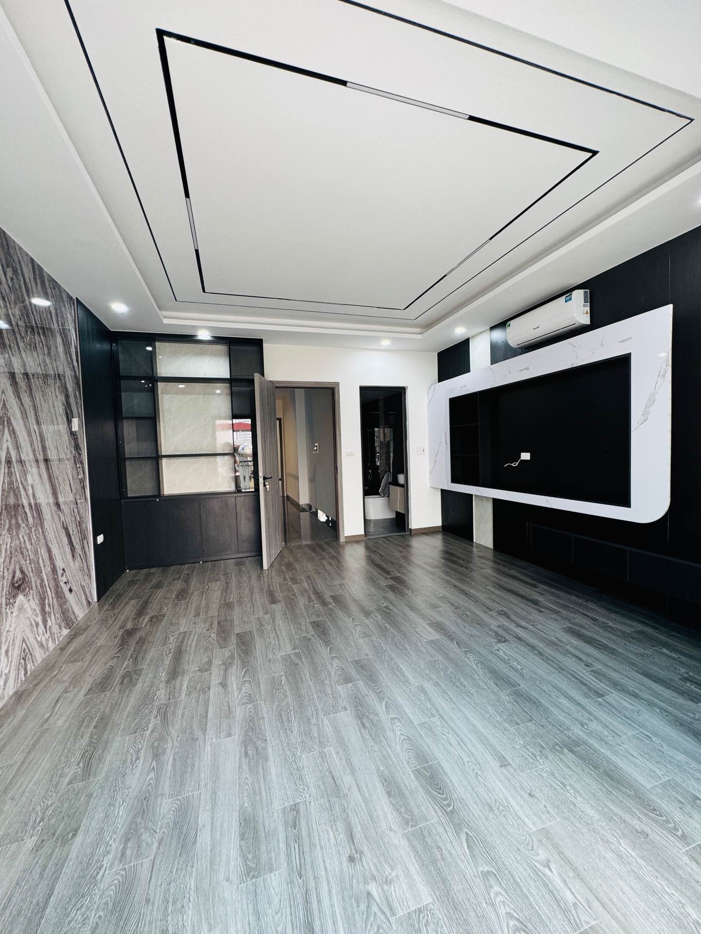 Bán nhà Tân Mai - diện tích 90m2 6 tầng - Ô TÔ VÀO NHÀ - giá 25,8 tỷ