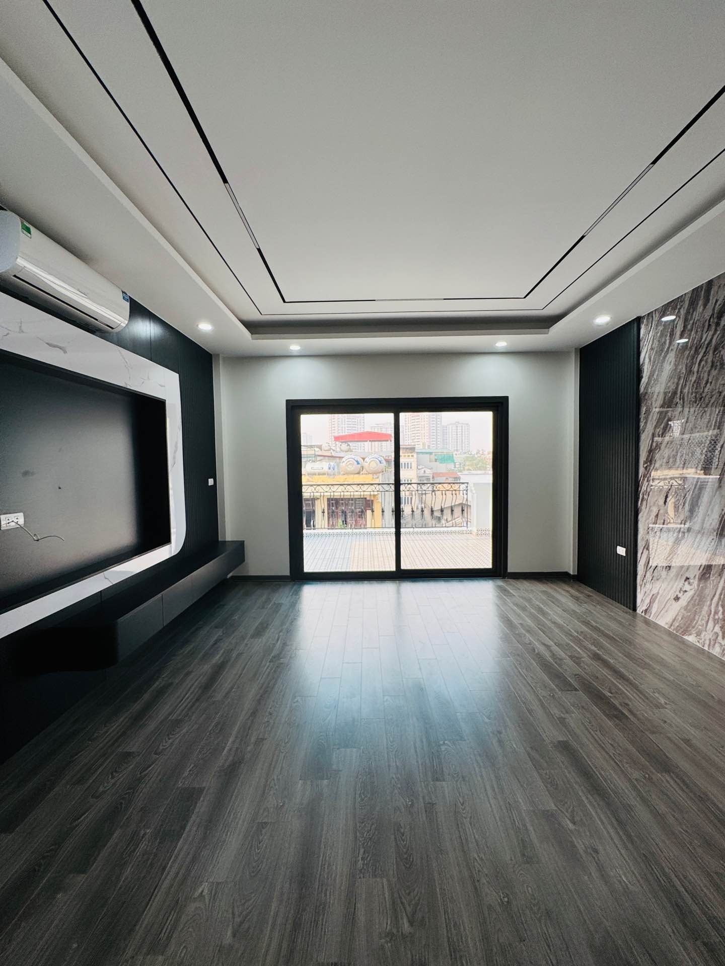 Bán nhà Tân Mai - diện tích 90m2 6 tầng - Ô TÔ VÀO NHÀ - giá 25,8 tỷ