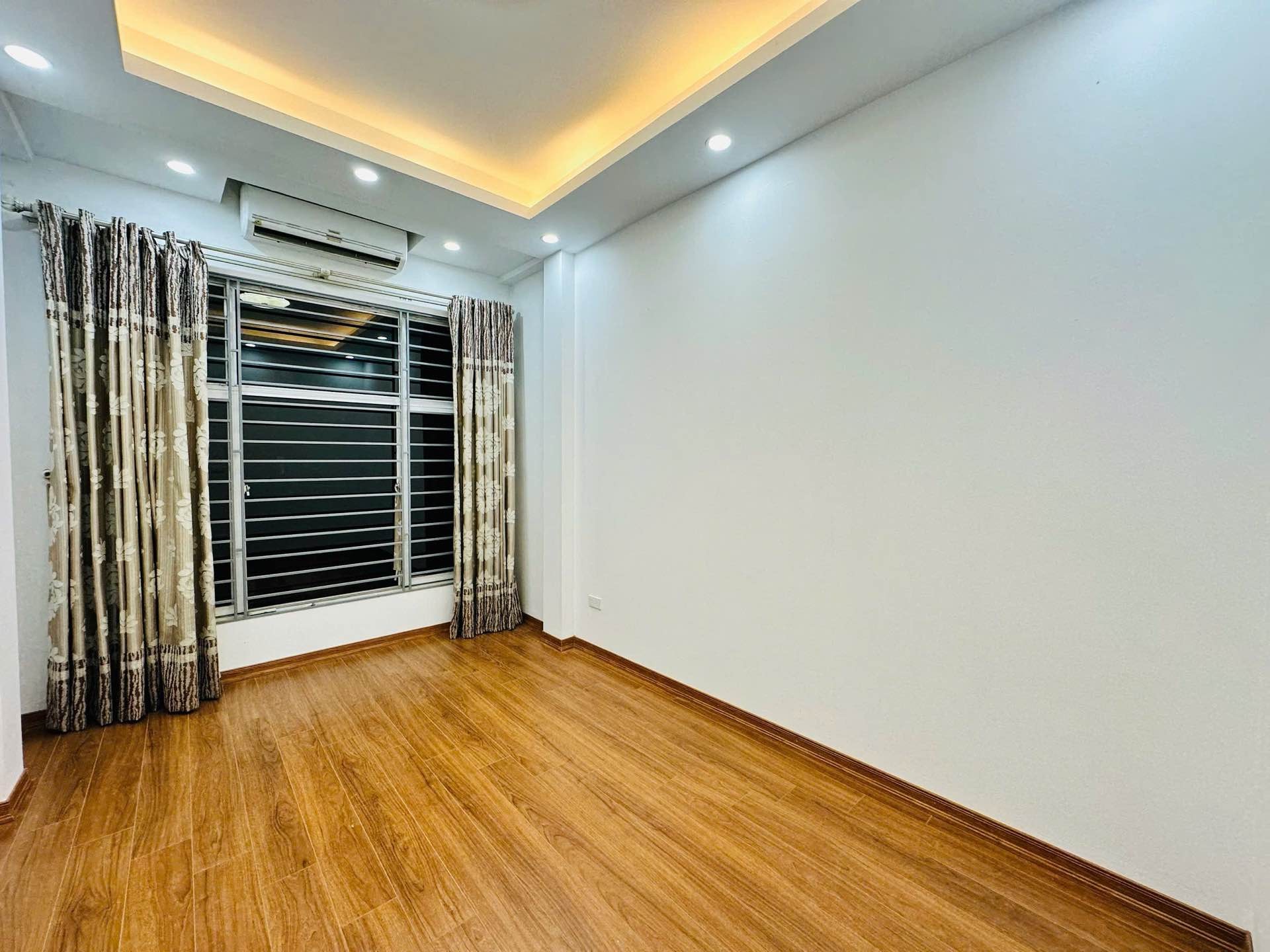 Bán nhà Lĩnh Nam - diện tích 25m2 4 tầng - Ngõ ô tô - giá 6,8 tỷ