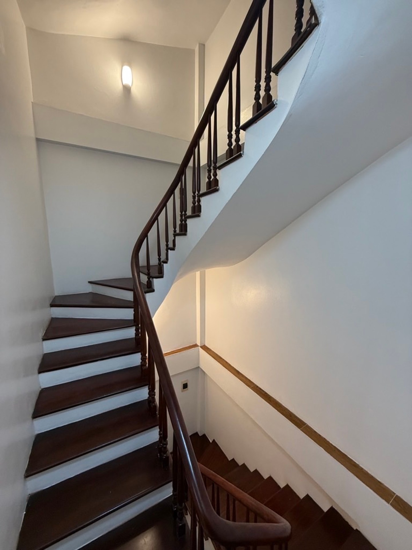 Bán nhà Hai Bà Trưng - diện tích 47m2 7 tầng - Ô tô tránh - giá 11,5 tỷ
