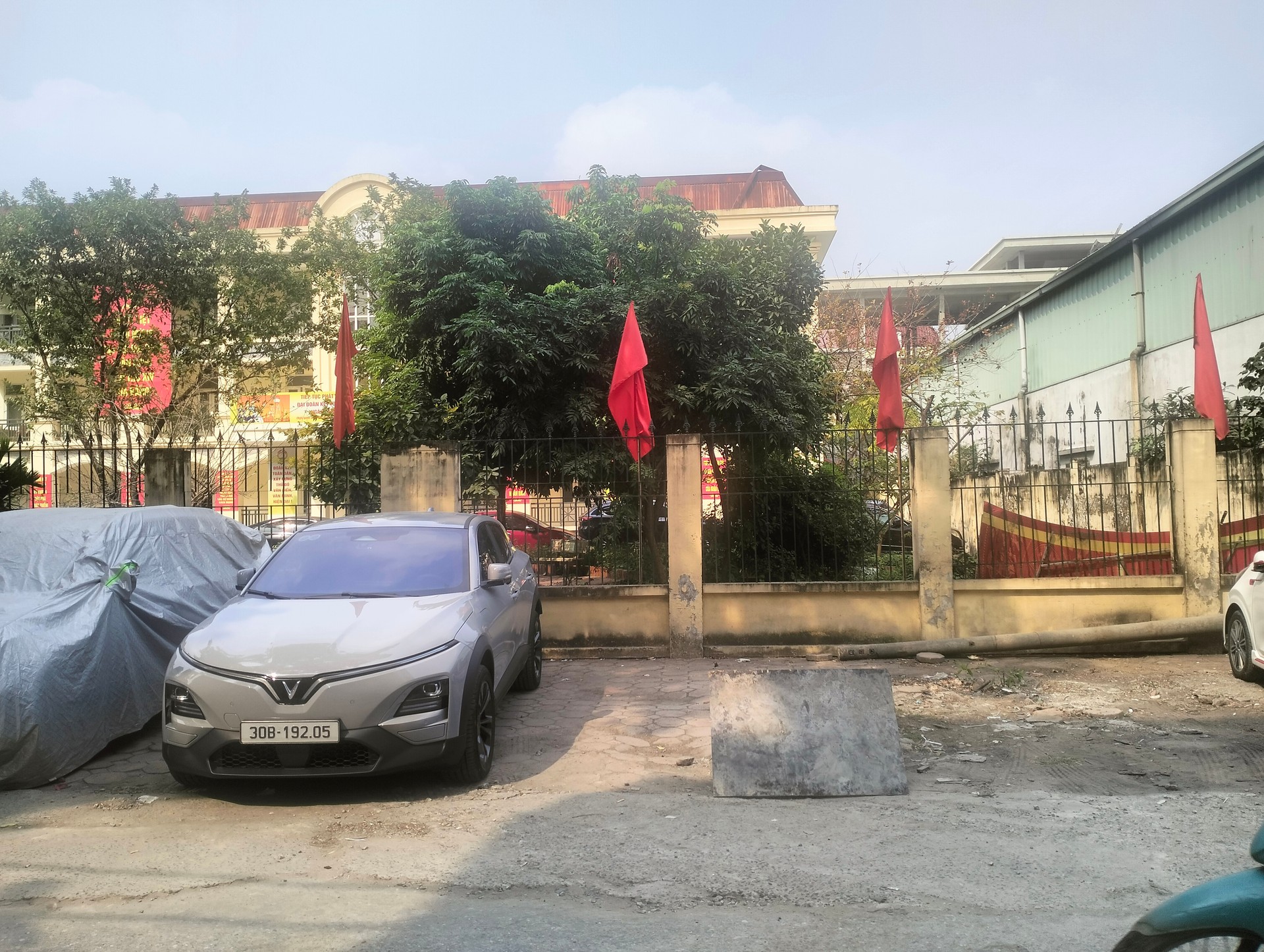 Bán nhà Kim Giang - diện tích 100m2 2 tầng - Ô tô vào nhà - giá 31 tỷ