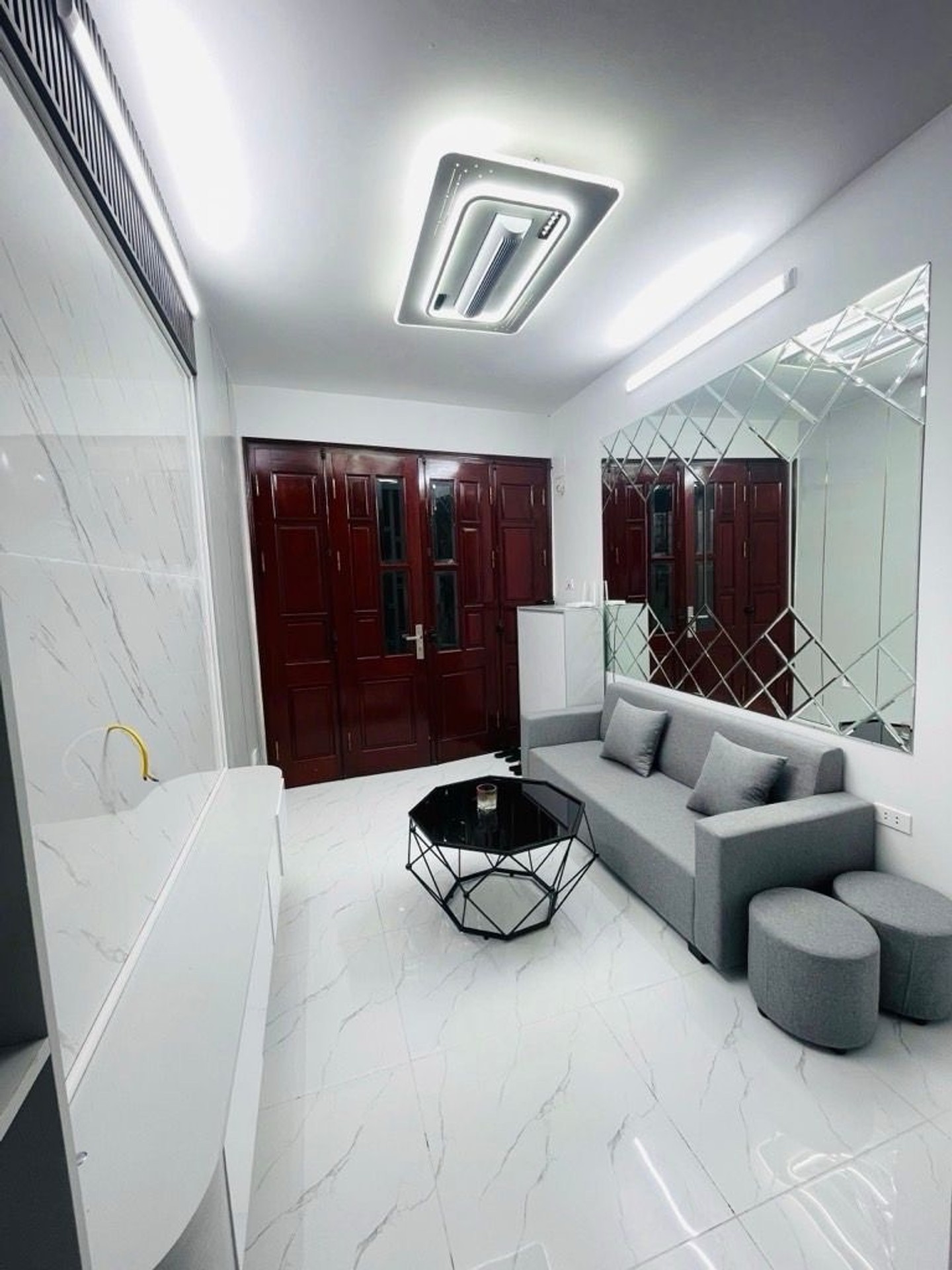 Bán nhà Trương Định - diện tích 20m2 5 tầng - Sổ đỏ vuông đét sẵn sàng giao dịch - giá 6,3 tỷ
