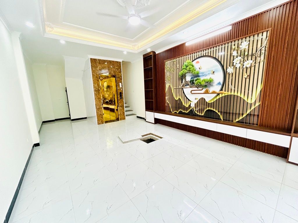 Bán nhà Vĩnh Hưng - diện tích 40m2 5 tầng - Gara ô tô, thang máy - giá 12,5 tỷ