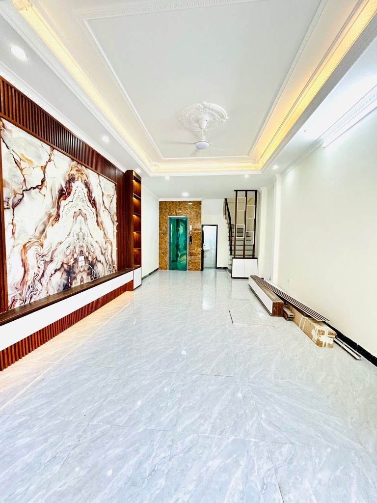 Bán nhà Vĩnh Hưng - diện tích 40m2 5 tầng - Gara ô tô, thang máy - giá 12,5 tỷ