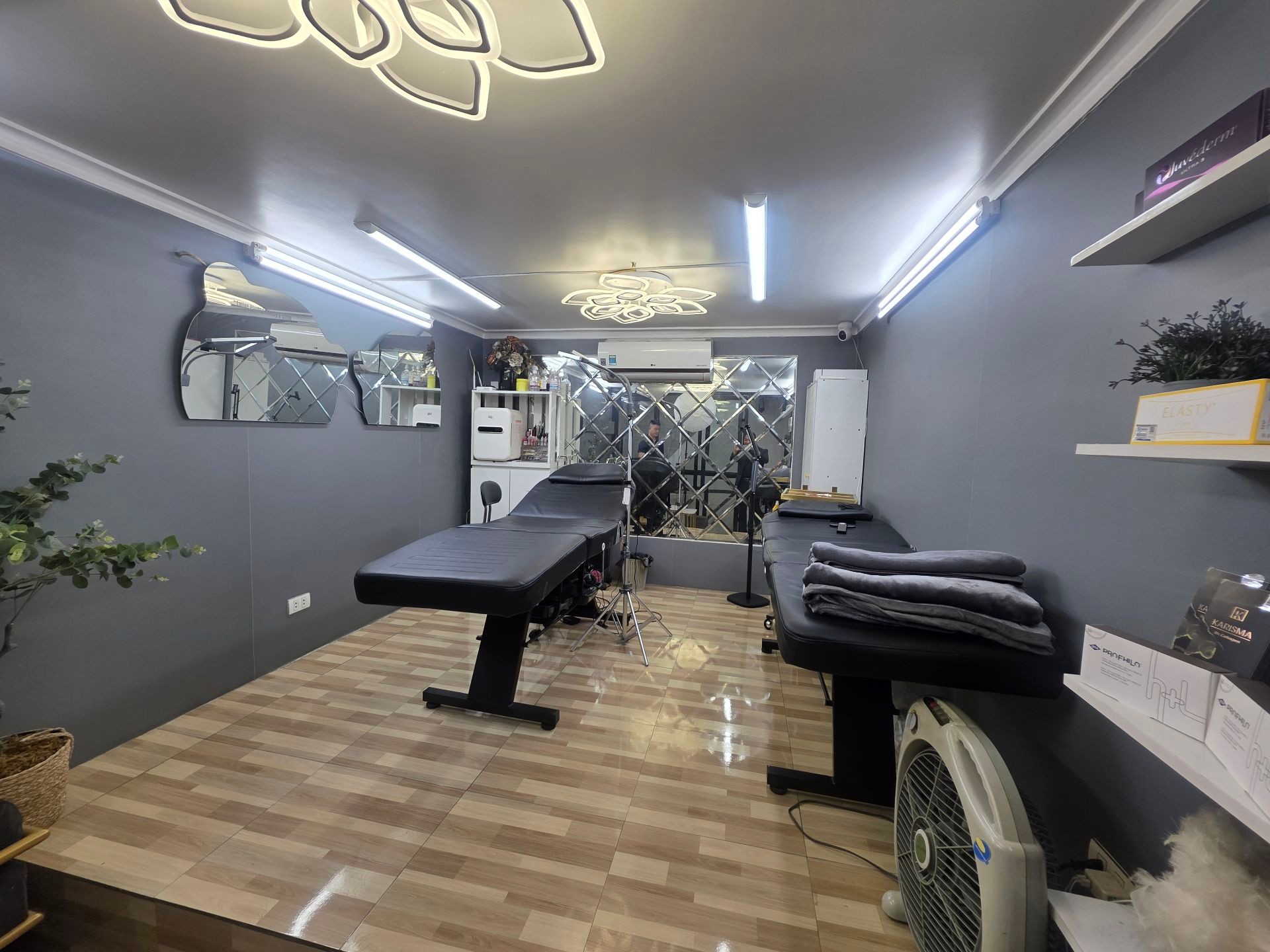 Bán nhà Trương Định - diện tích 18m2 4 tầng - Mặt phố VIP - giá 13,95 tỷ