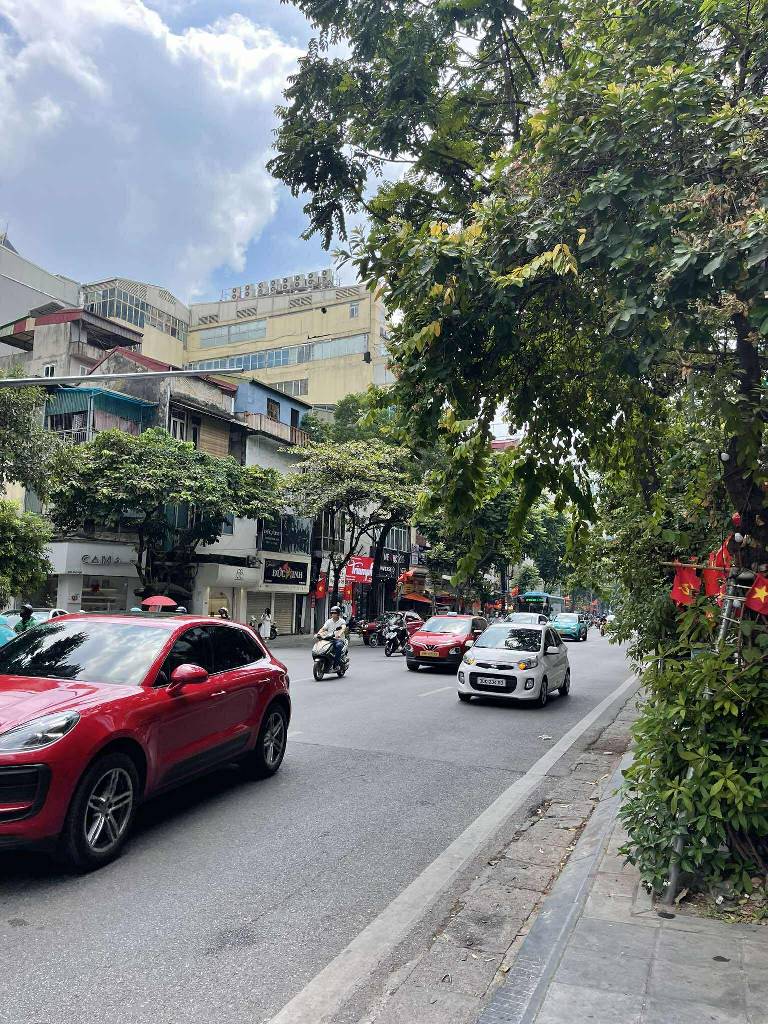 Bán nhà Phố Huế - diện tích 132m2 6 tầng - Mặt phố kinh doanh - giá 200 tỷ