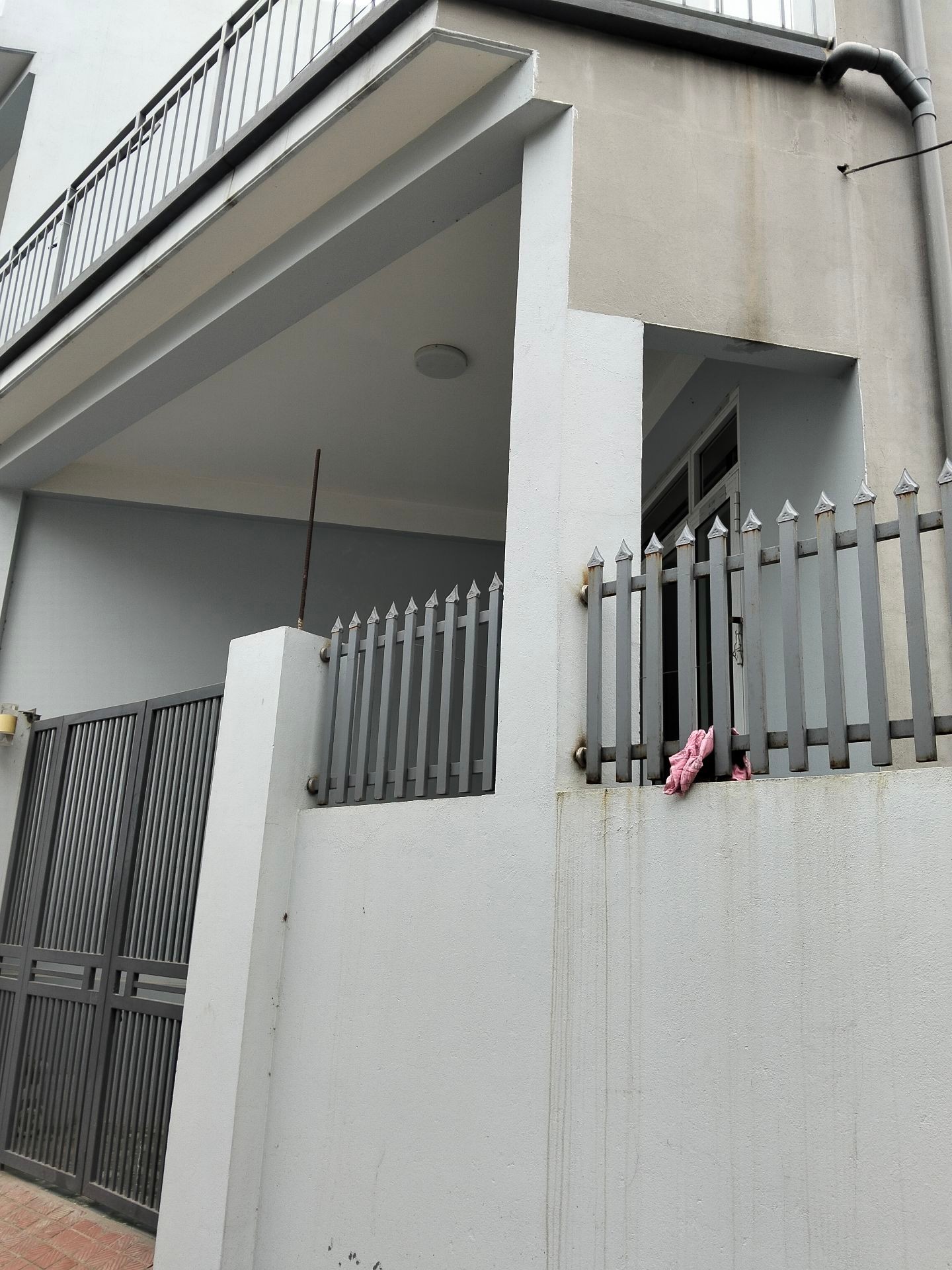 Bán nhà Ngõ ngách - diện tích 256.5m2 3 tầng - Ô TÔ 4 CHỖ ĐỖ CỬA - giá 25,6 tỷ