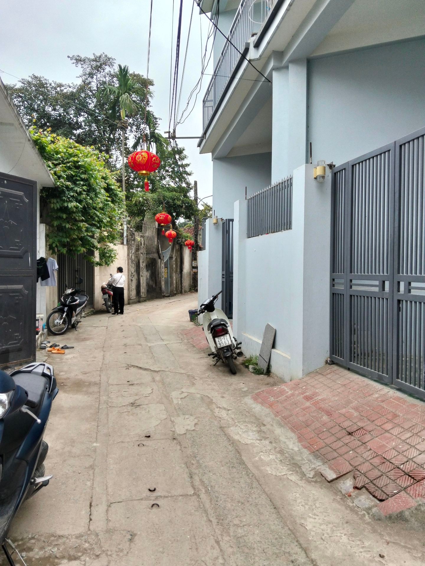 Bán nhà Ngõ ngách - diện tích 256.5m2 3 tầng - Ô TÔ 4 CHỖ ĐỖ CỬA - giá 25,6 tỷ