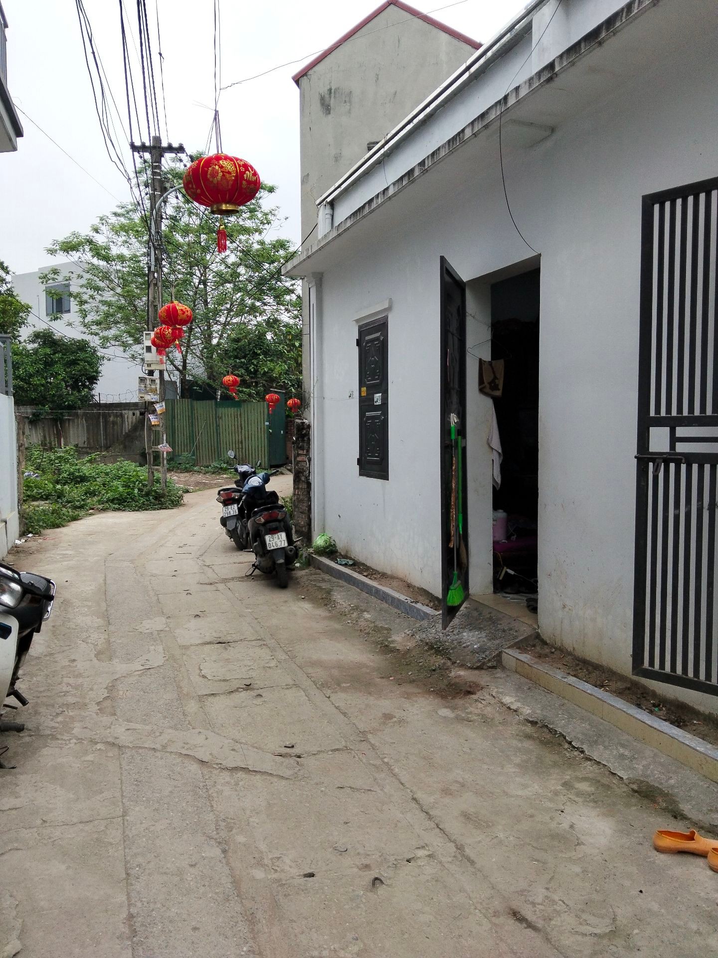 Bán nhà Ngõ ngách - diện tích 256.5m2 3 tầng - Ô TÔ 4 CHỖ ĐỖ CỬA - giá 25,6 tỷ