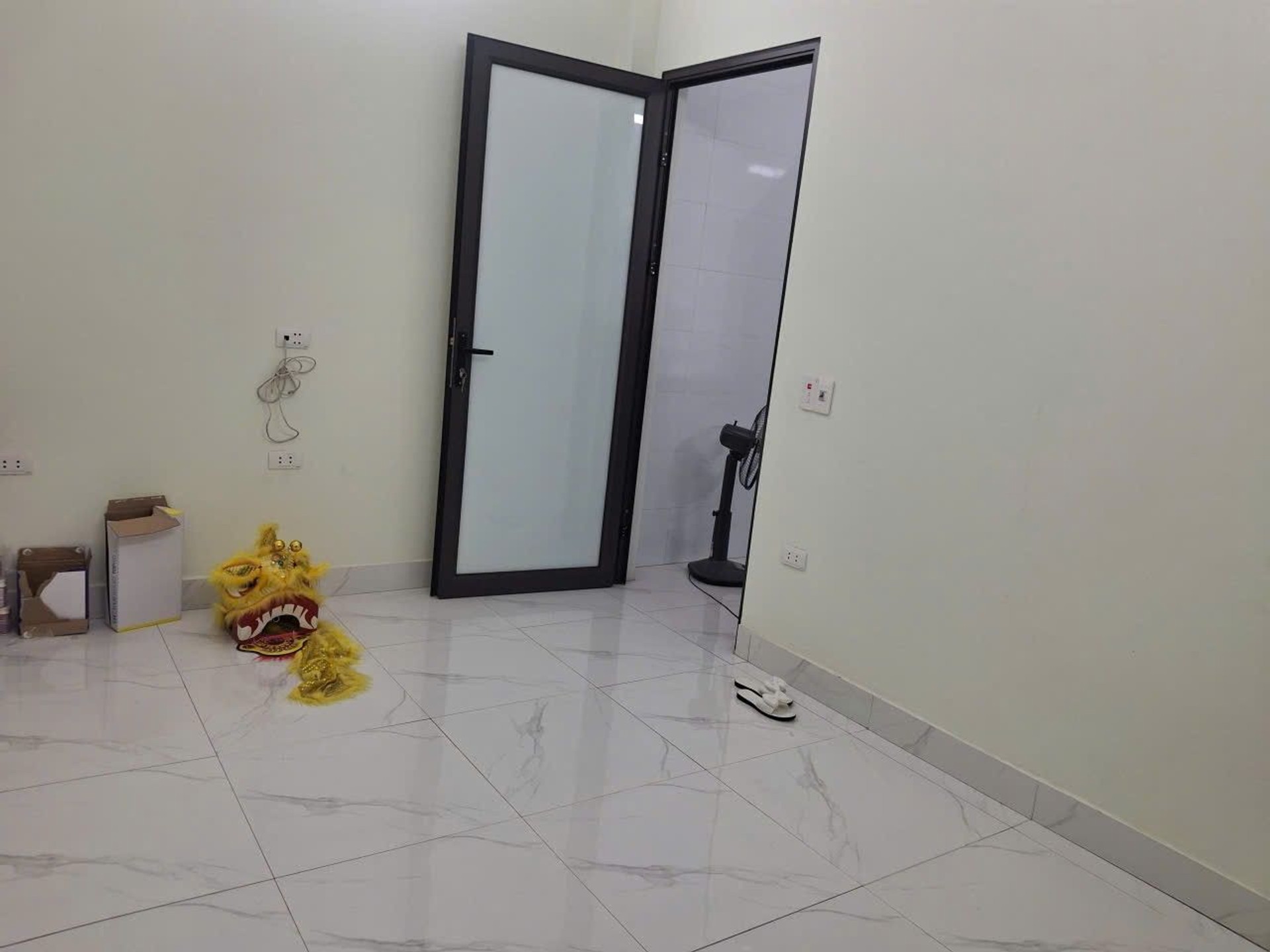 Bán nhà Ngõ ngách - diện tích 256.5m2 3 tầng - Ô TÔ 4 CHỖ ĐỖ CỬA - giá 25,6 tỷ