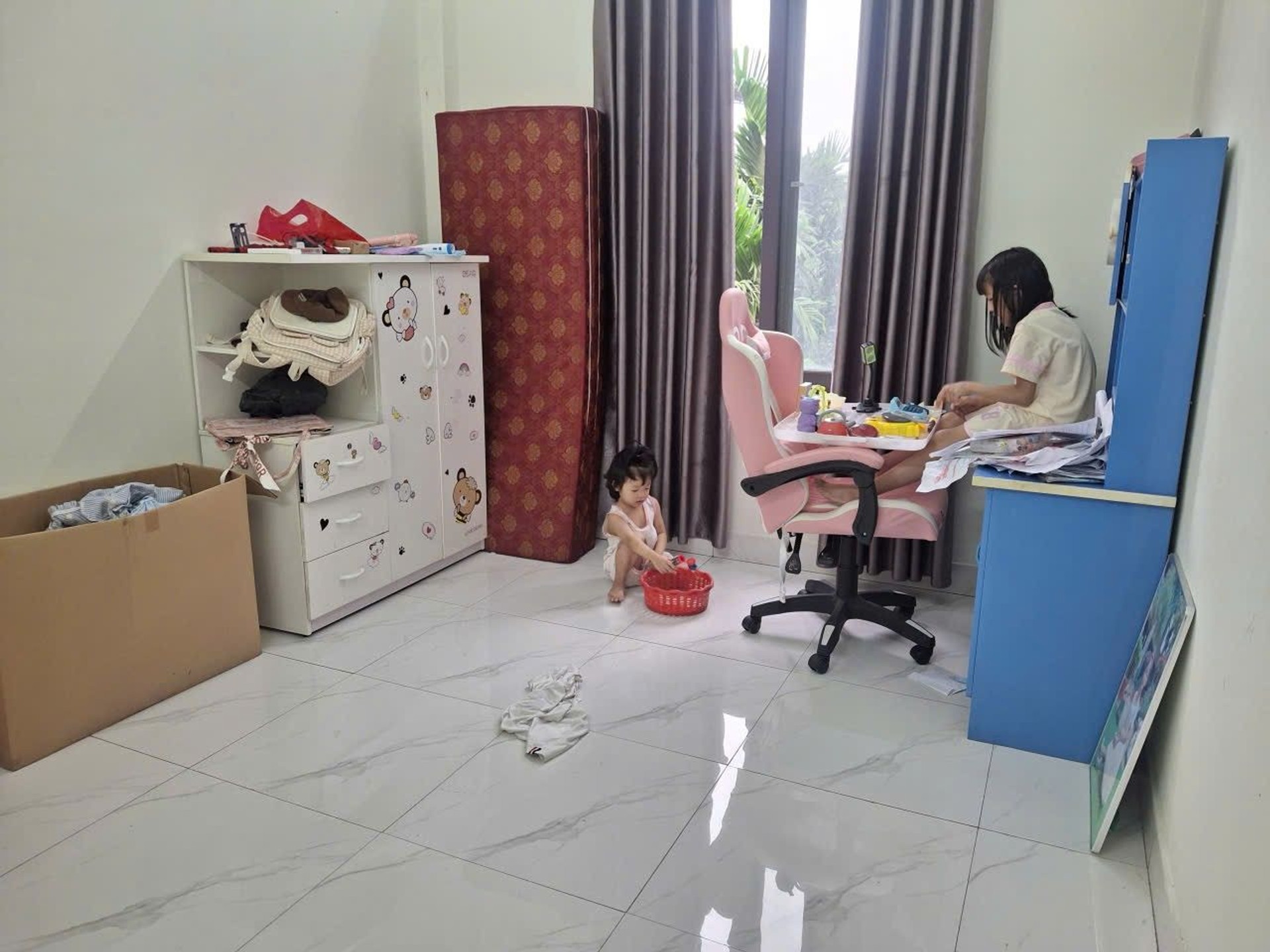 Bán nhà Ngõ ngách - diện tích 256.5m2 3 tầng - Ô TÔ 4 CHỖ ĐỖ CỬA - giá 25,6 tỷ