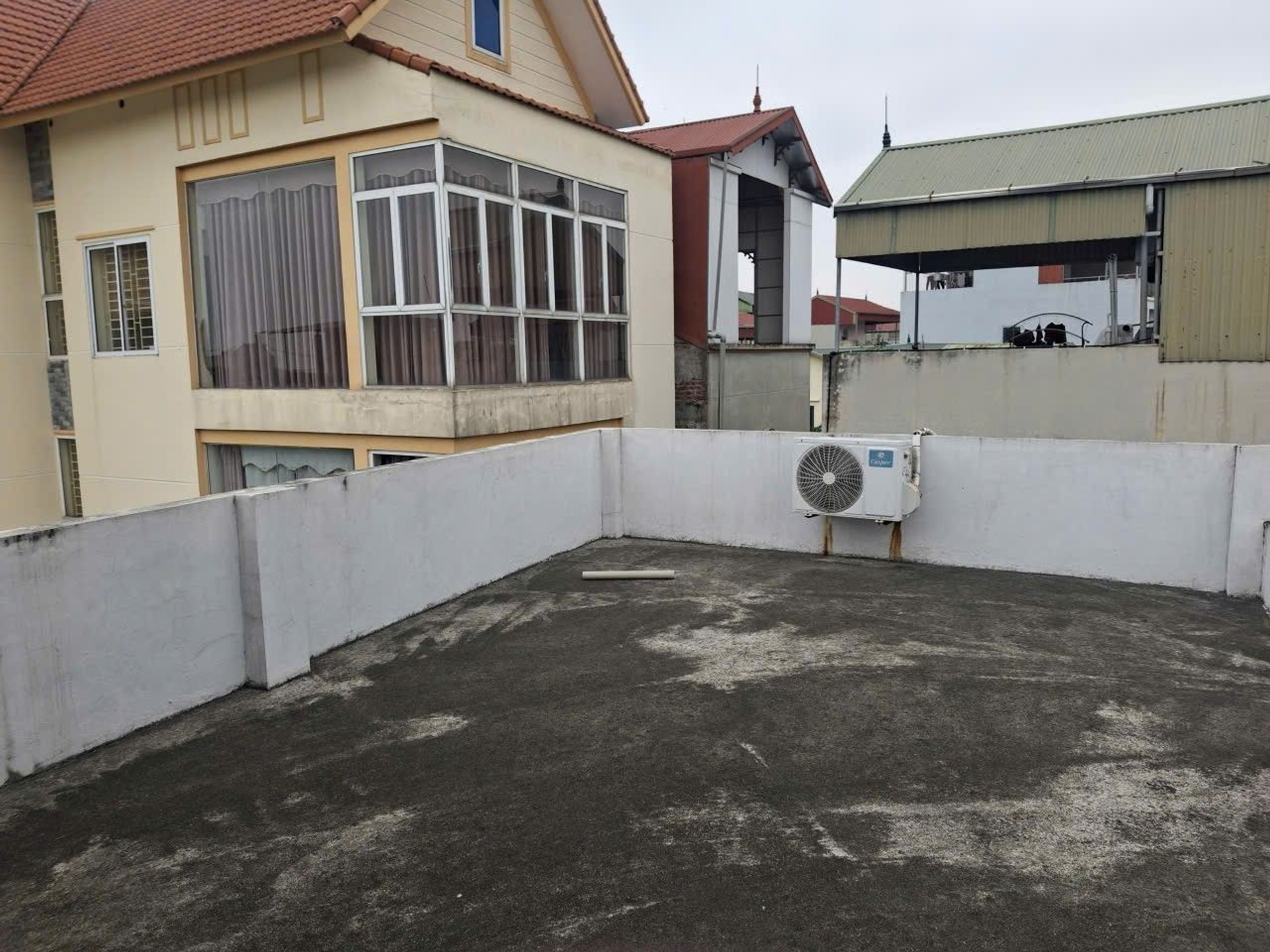 Bán nhà Ngõ ngách - diện tích 256.5m2 3 tầng - Ô TÔ 4 CHỖ ĐỖ CỬA - giá 25,6 tỷ