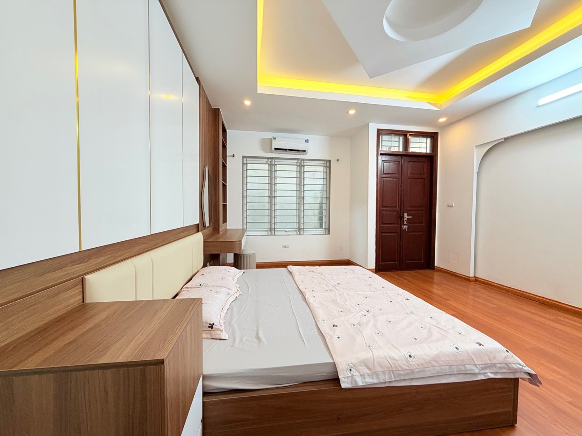 Bán nhà Giáp Bát - diện tích 37m2 5 tầng - nhà dân xây, full nội thất đẹp - giá 9,99 tỷ