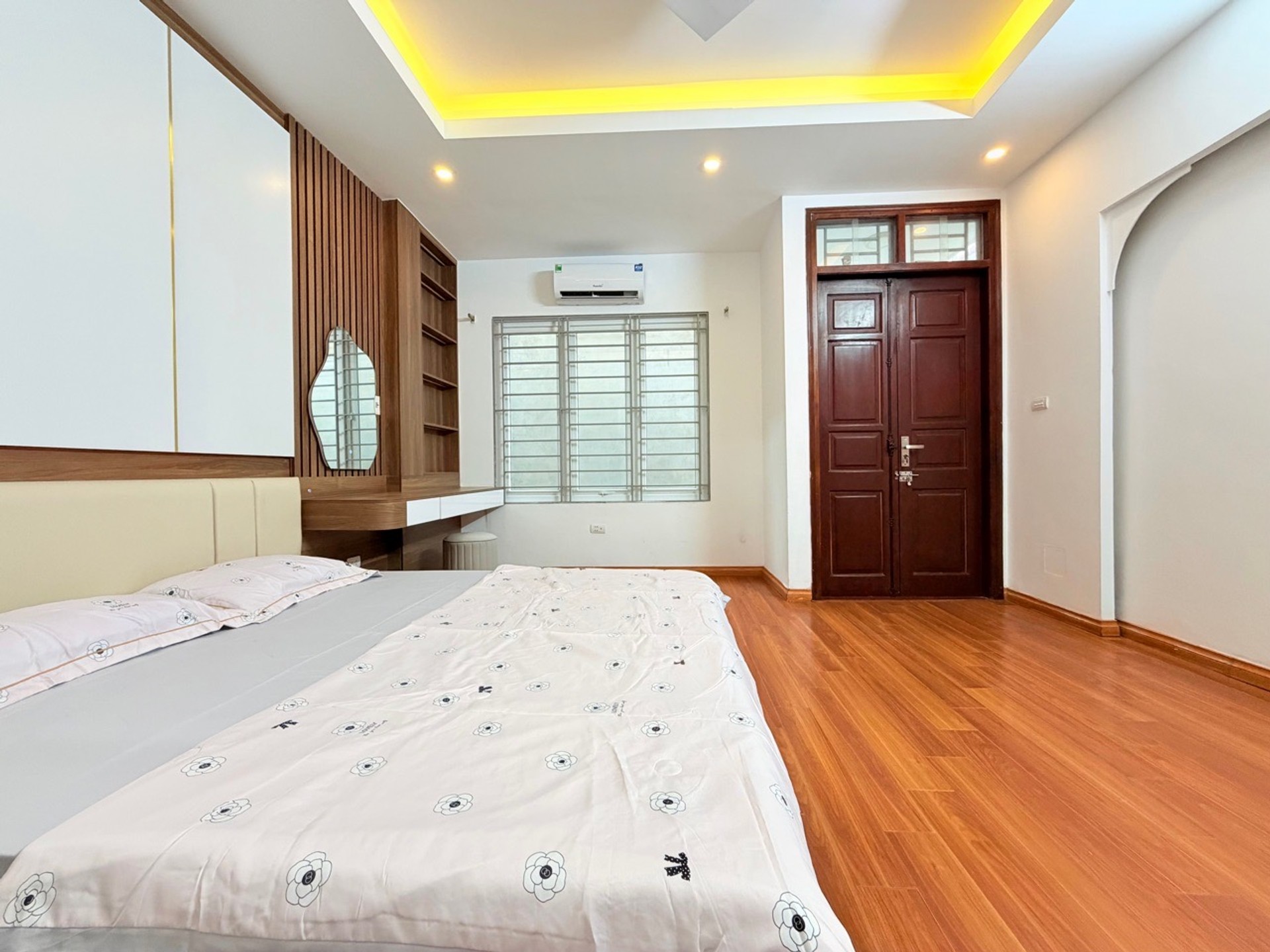 Bán nhà Giáp Bát - diện tích 37m2 5 tầng - nhà dân xây, full nội thất đẹp - giá 9,99 tỷ