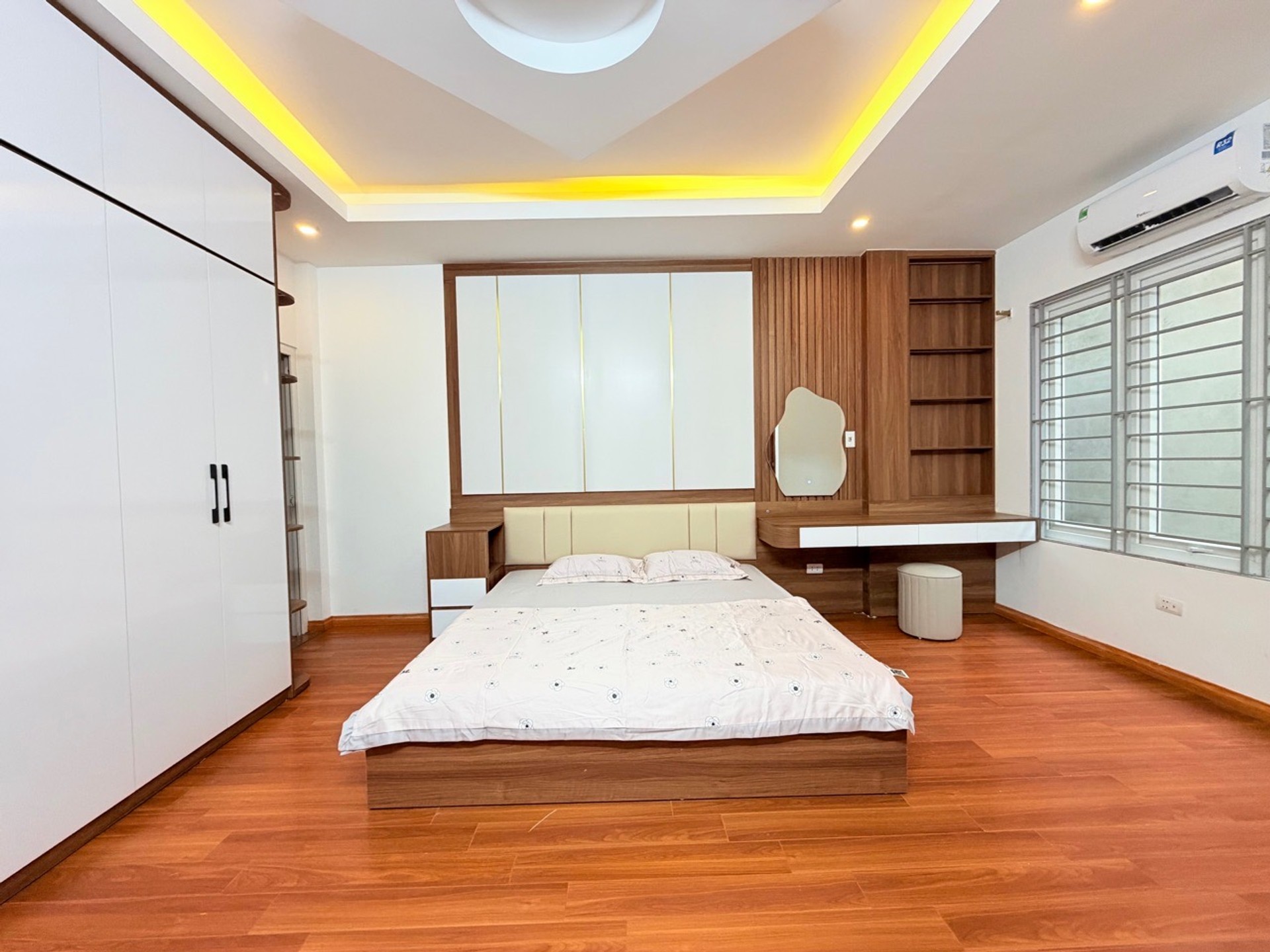Bán nhà Giáp Bát - diện tích 37m2 5 tầng - nhà dân xây, full nội thất đẹp - giá 9,99 tỷ