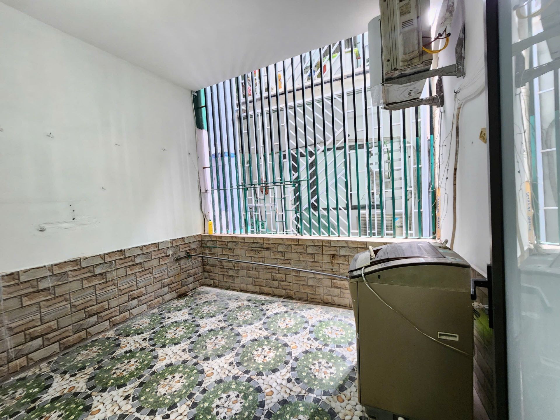 Bán nhà Tân Mai - diện tích 52m2 4 tầng - Nhà đẹp dân xây, ngõ thông kinh doanh - giá 10,1 tỷ