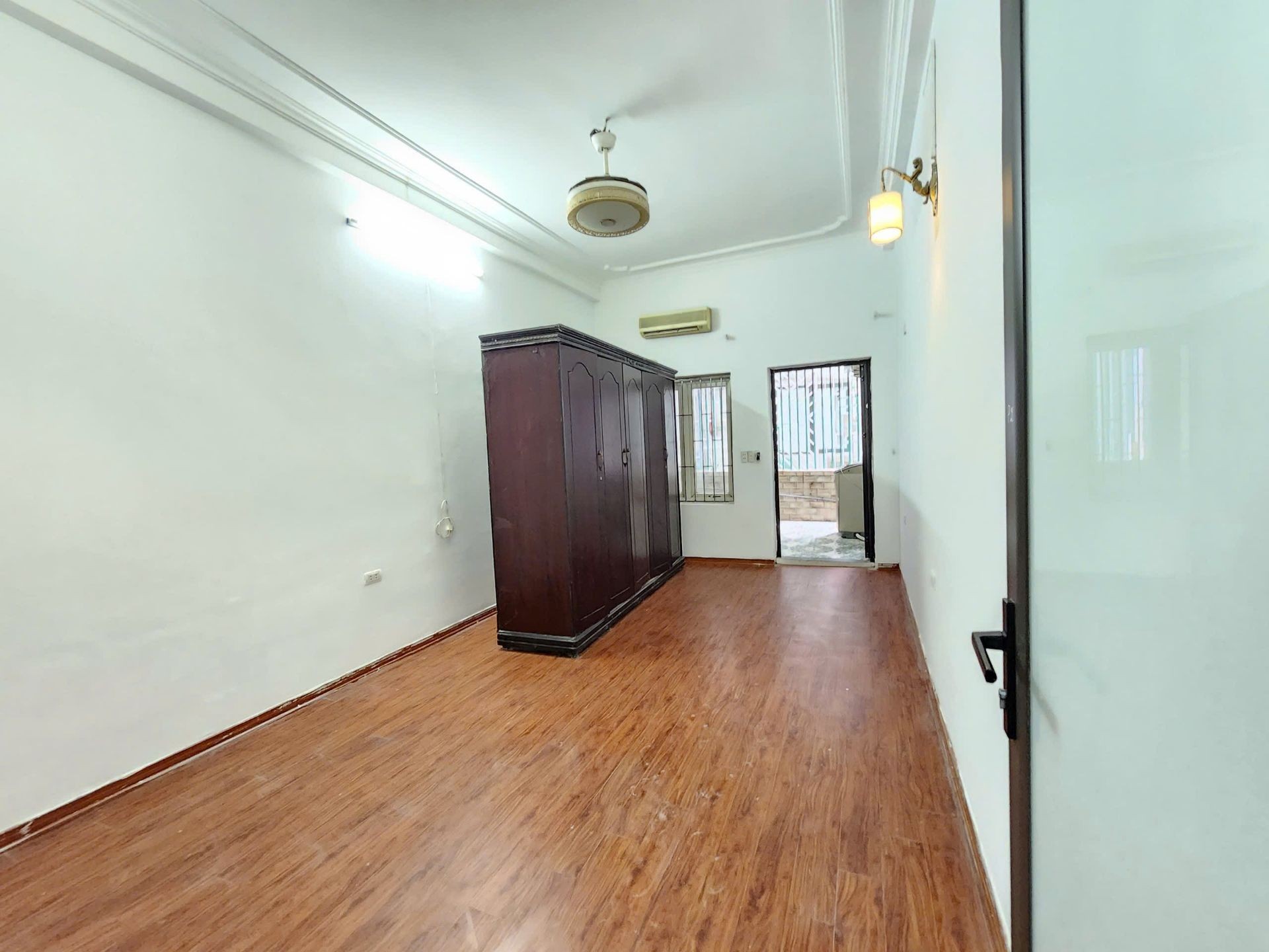 Bán nhà Tân Mai - diện tích 52m2 4 tầng - Nhà đẹp dân xây, ngõ thông kinh doanh - giá 10,1 tỷ