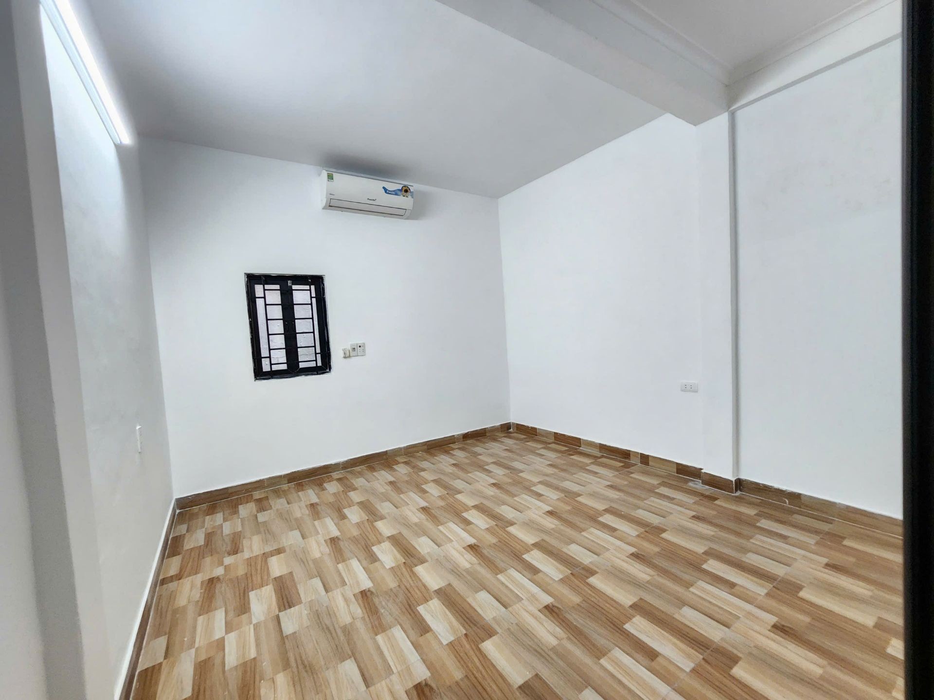 Bán nhà Tân Mai - diện tích 52m2 4 tầng - Nhà đẹp dân xây, ngõ thông kinh doanh - giá 10,1 tỷ