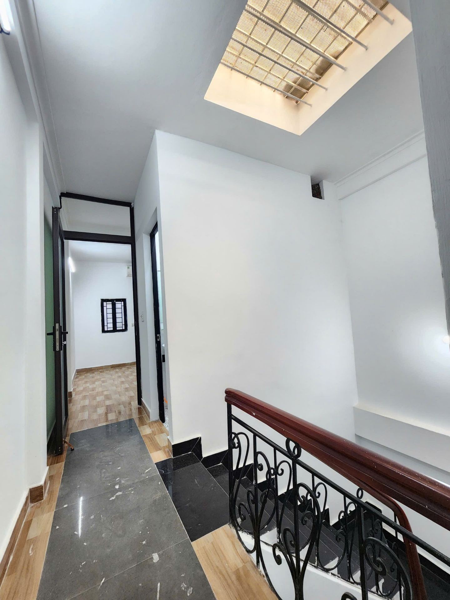 Bán nhà Tân Mai - diện tích 52m2 4 tầng - Nhà đẹp dân xây, ngõ thông kinh doanh - giá 10,1 tỷ