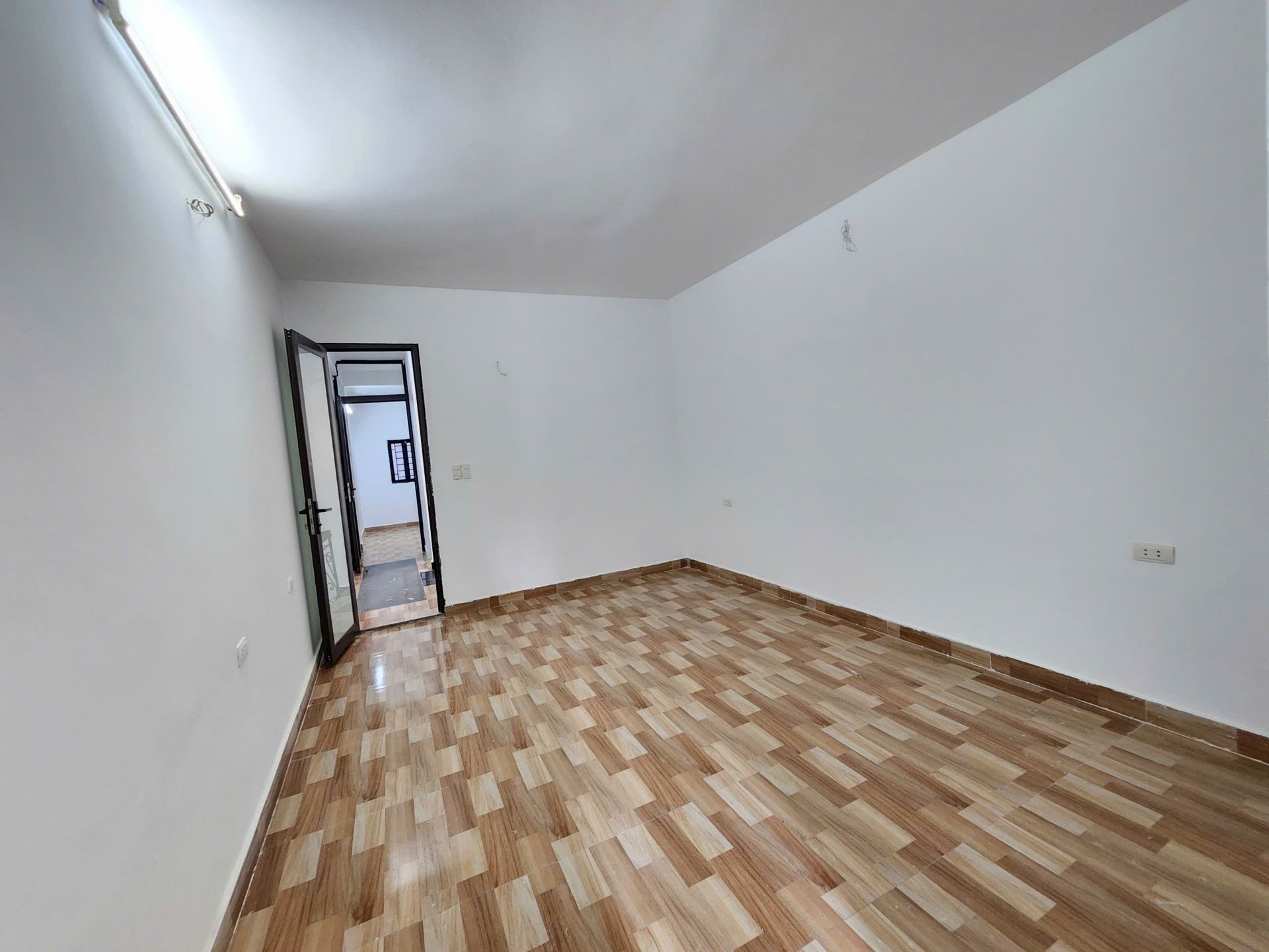 Bán nhà Tân Mai - diện tích 52m2 4 tầng - Nhà đẹp dân xây, ngõ thông kinh doanh - giá 10,1 tỷ