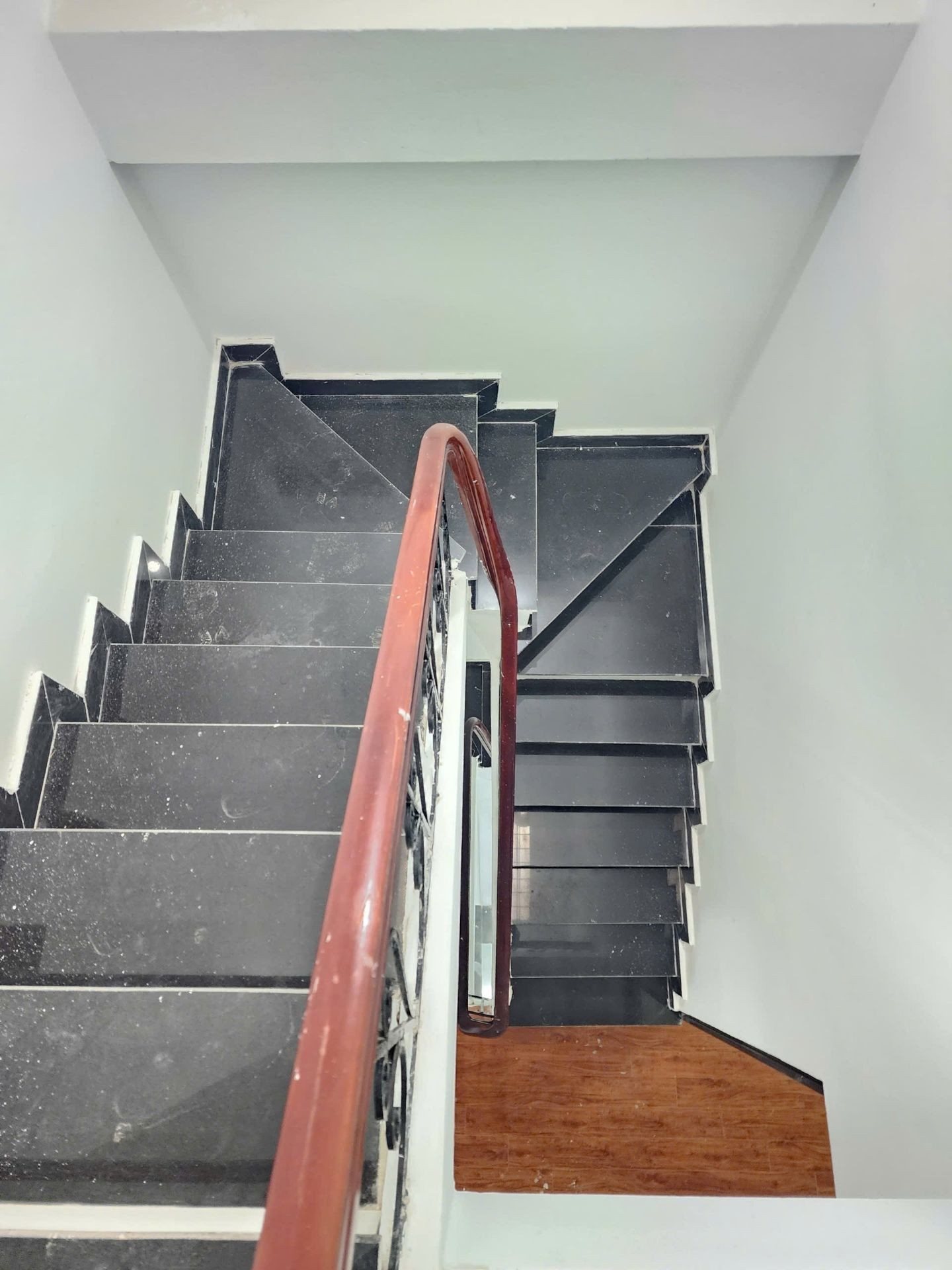 Bán nhà Tân Mai - diện tích 52m2 4 tầng - Nhà đẹp dân xây, ngõ thông kinh doanh - giá 10,1 tỷ