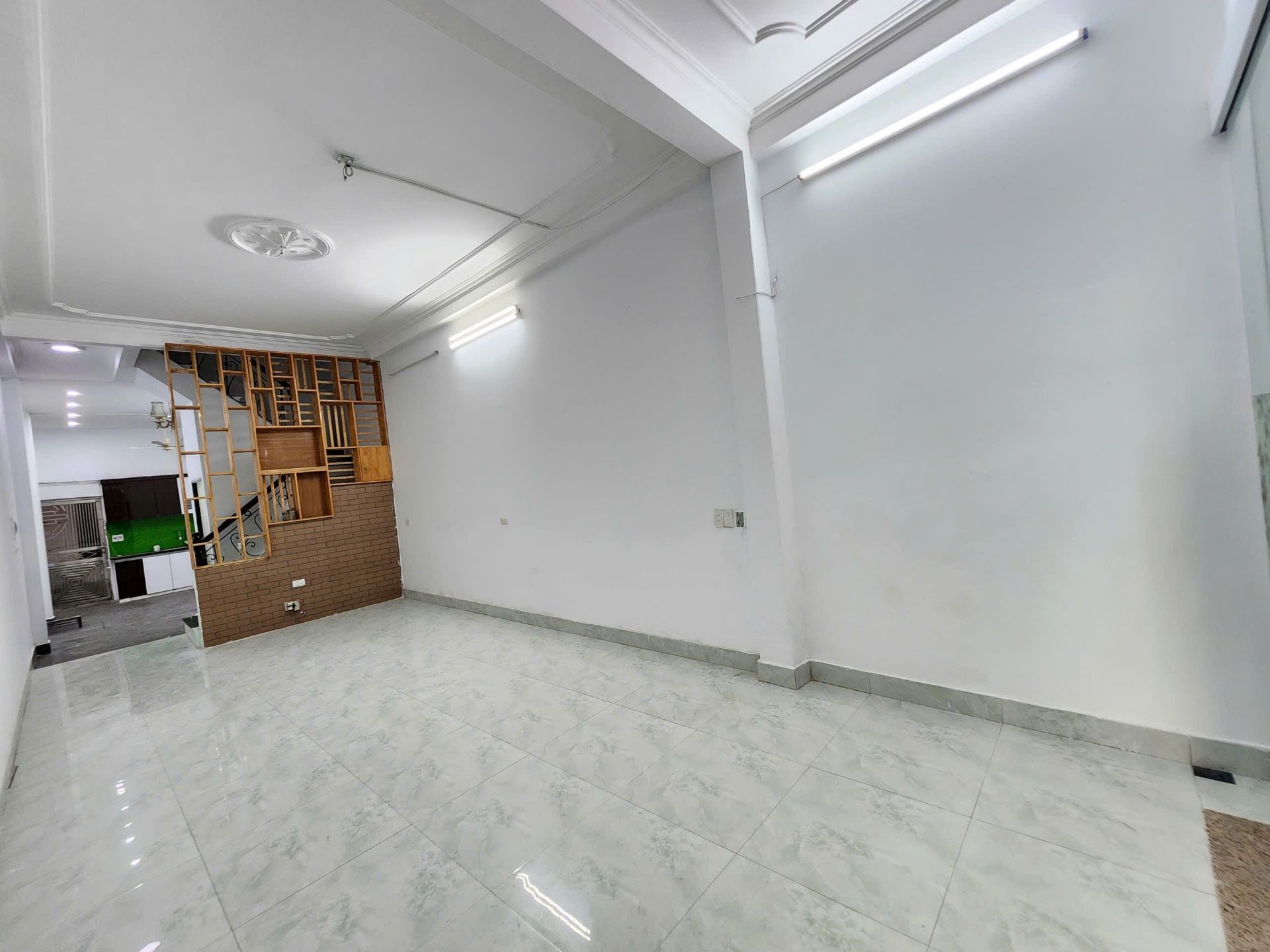 Bán nhà Tân Mai - diện tích 52m2 4 tầng - Nhà đẹp dân xây, ngõ thông kinh doanh - giá 10,1 tỷ
