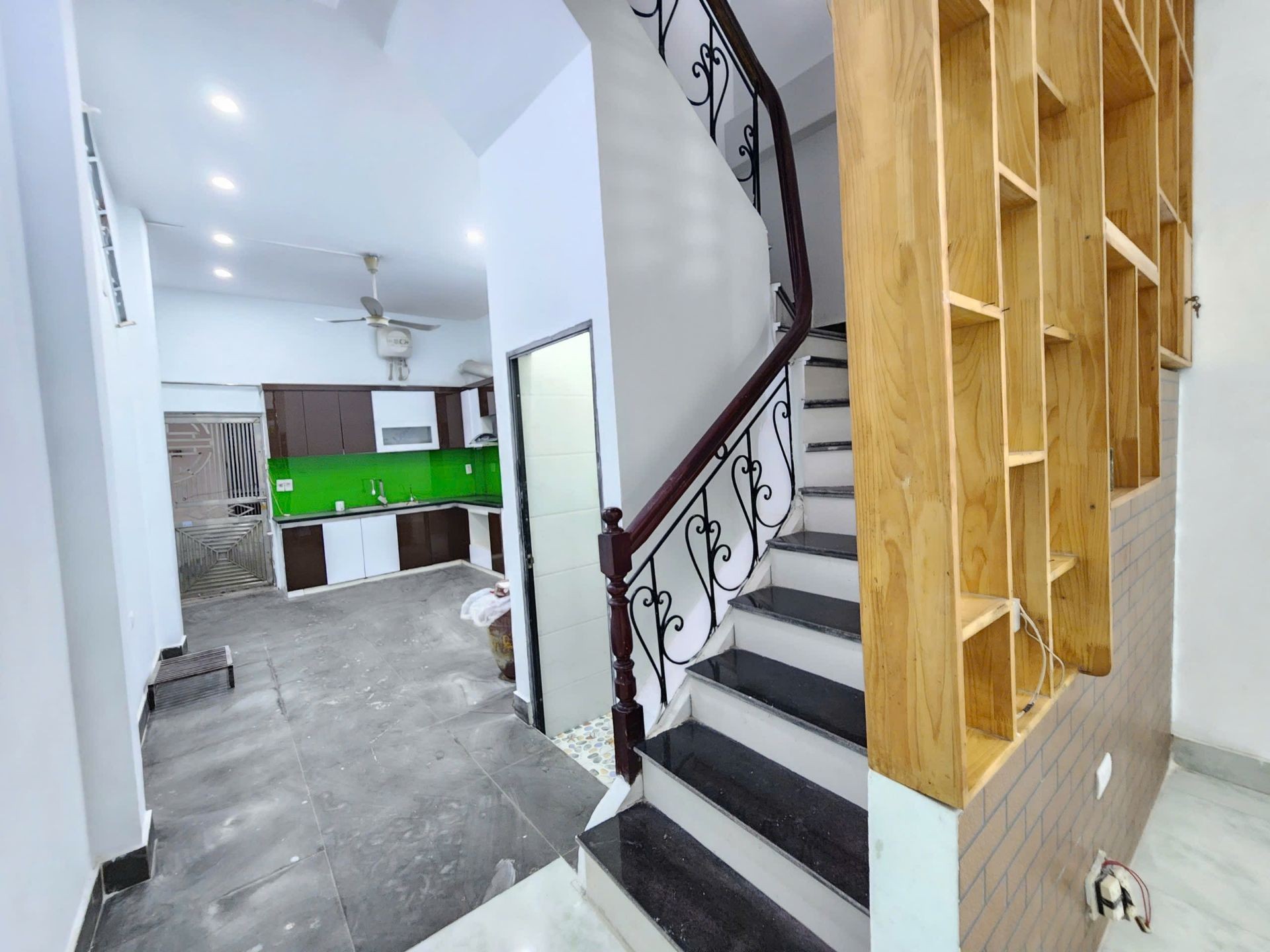 Bán nhà Tân Mai - diện tích 52m2 4 tầng - Nhà đẹp dân xây, ngõ thông kinh doanh - giá 10,1 tỷ