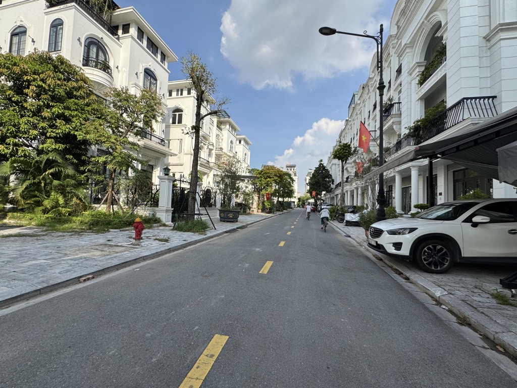 Bán nhà Louis VIII - diện tích 96m2 5 tầng - Nhà thô, view vườn hoa - giá 36,5 tỷ