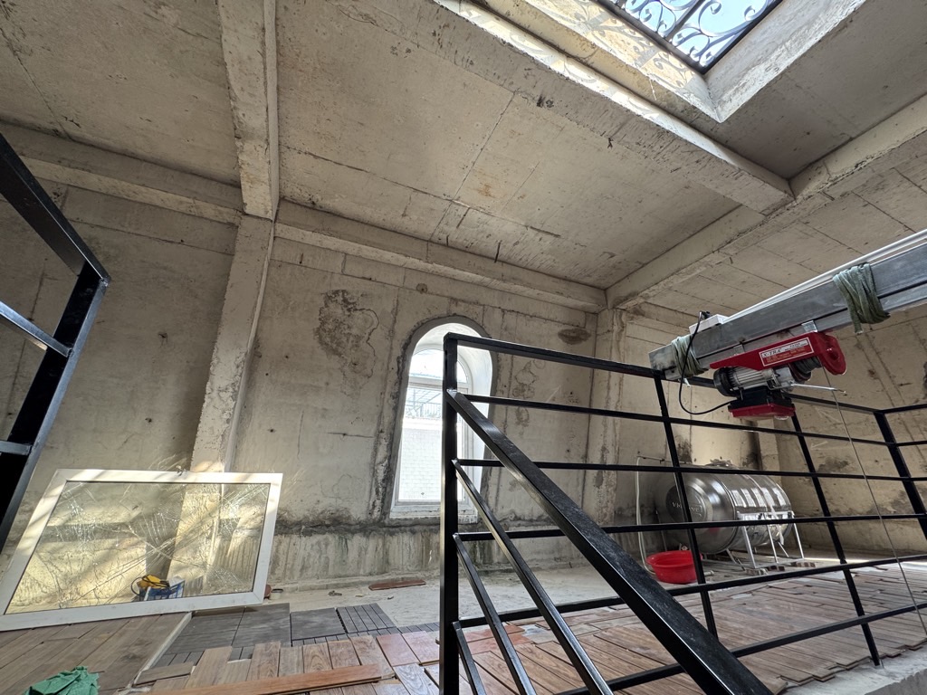 Bán nhà Louis VIII - diện tích 96m2 5 tầng - Nhà thô, view vườn hoa - giá 36,5 tỷ