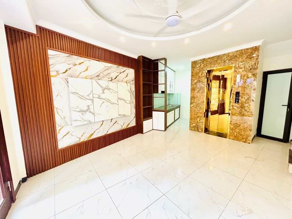 Bán nhà Vĩnh Hưng - diện tích 37m2 6 tầng - Thang máy, gần phố - giá 10 tỷ