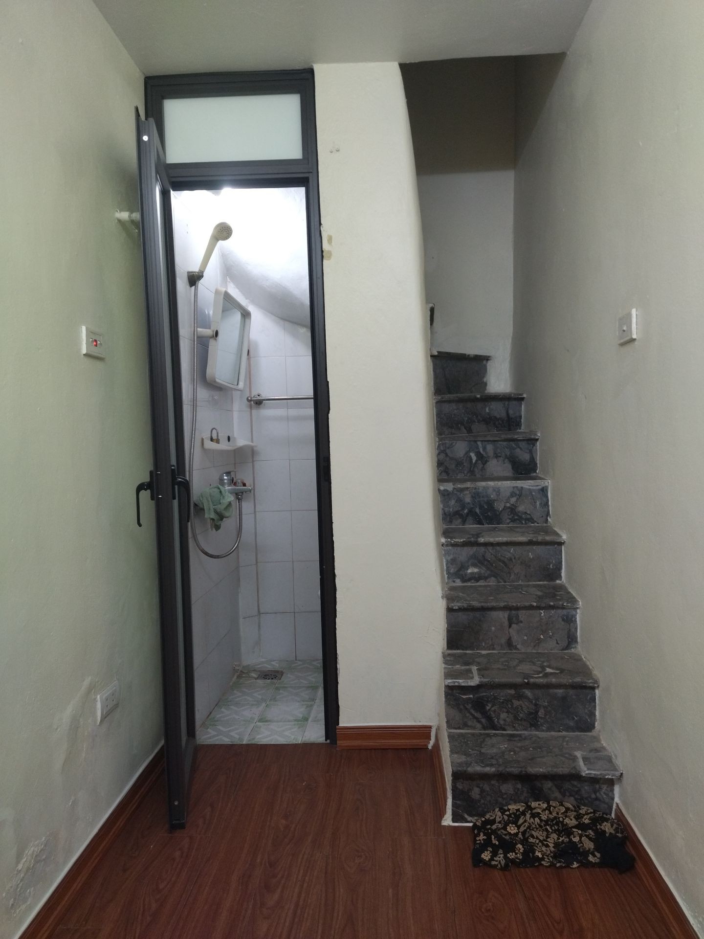 Bán nhà Tân Mai - diện tích 6m2 5 tầng - Cách ô tô tránh 10 mét - giá 1,5 tỷ