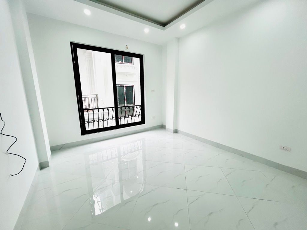 Bán nhà Hoàng Mai - diện tích 30m2 5 tầng - Nhà mới kính koong, thang máy - giá 8,5 tỷ