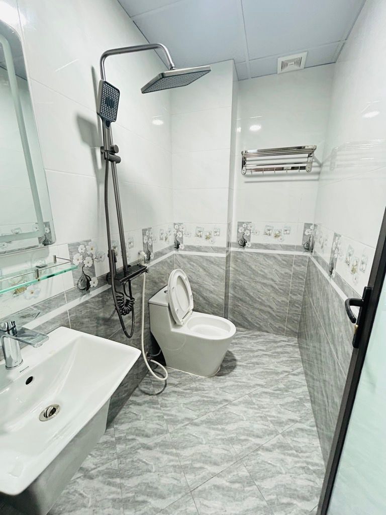 Bán nhà Hoàng Mai - diện tích 30m2 5 tầng - Nhà mới kính koong, thang máy - giá 8,5 tỷ