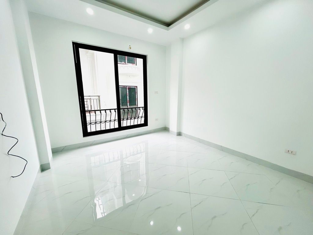 Bán nhà Hoàng Mai - diện tích 30m2 5 tầng - Nhà mới kính koong, thang máy - giá 8,5 tỷ
