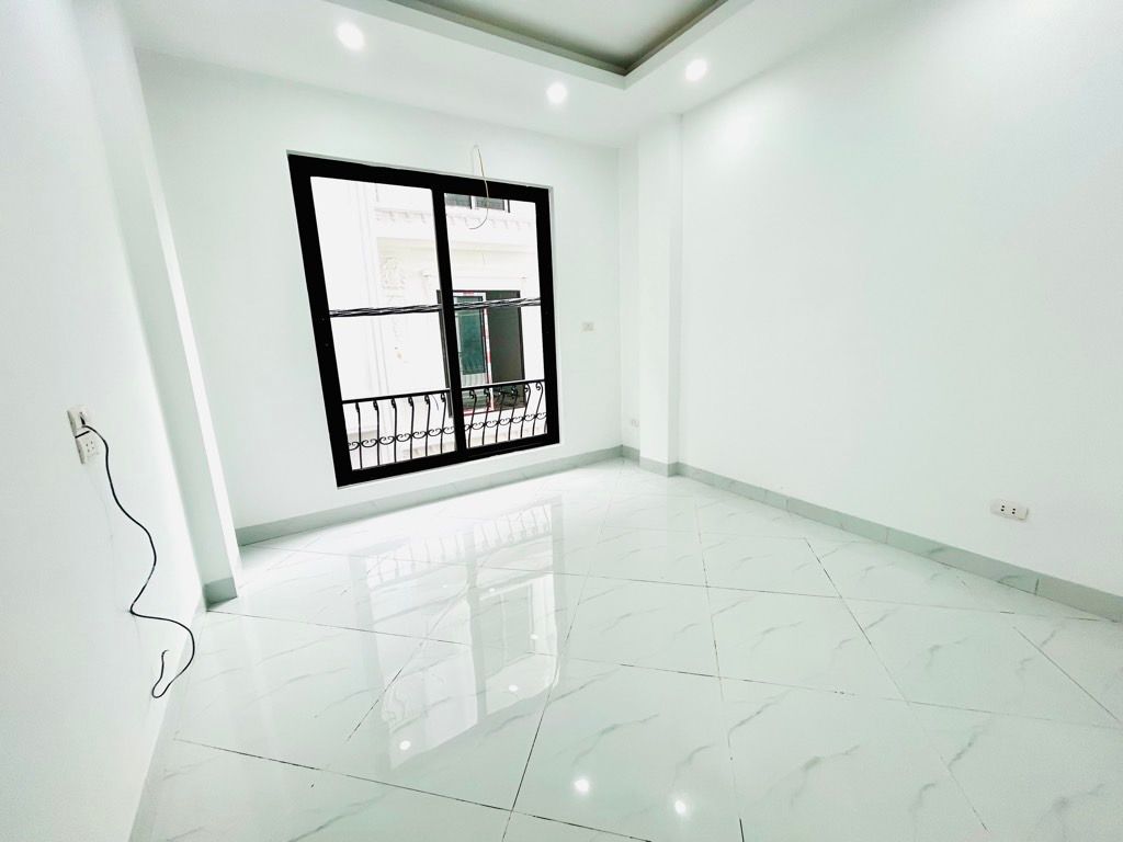 Bán nhà Hoàng Mai - diện tích 30m2 5 tầng - Nhà mới kính koong, thang máy - giá 8,5 tỷ