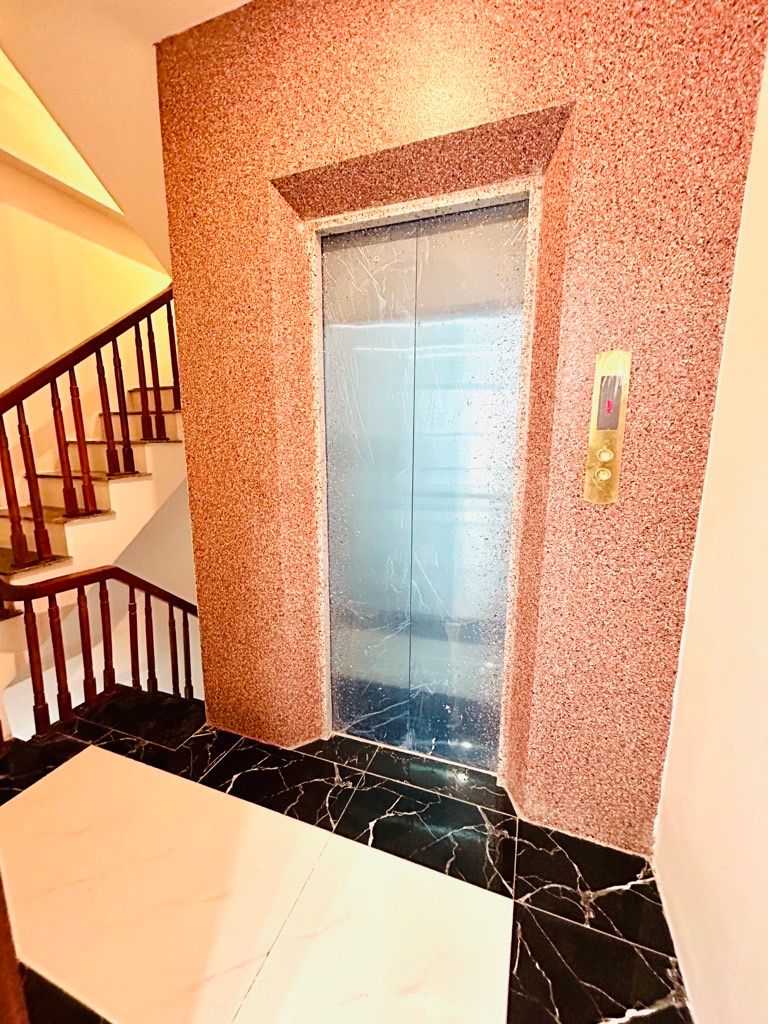 Bán nhà Hoàng Mai - diện tích 30m2 5 tầng - Nhà mới kính koong, thang máy - giá 8,5 tỷ