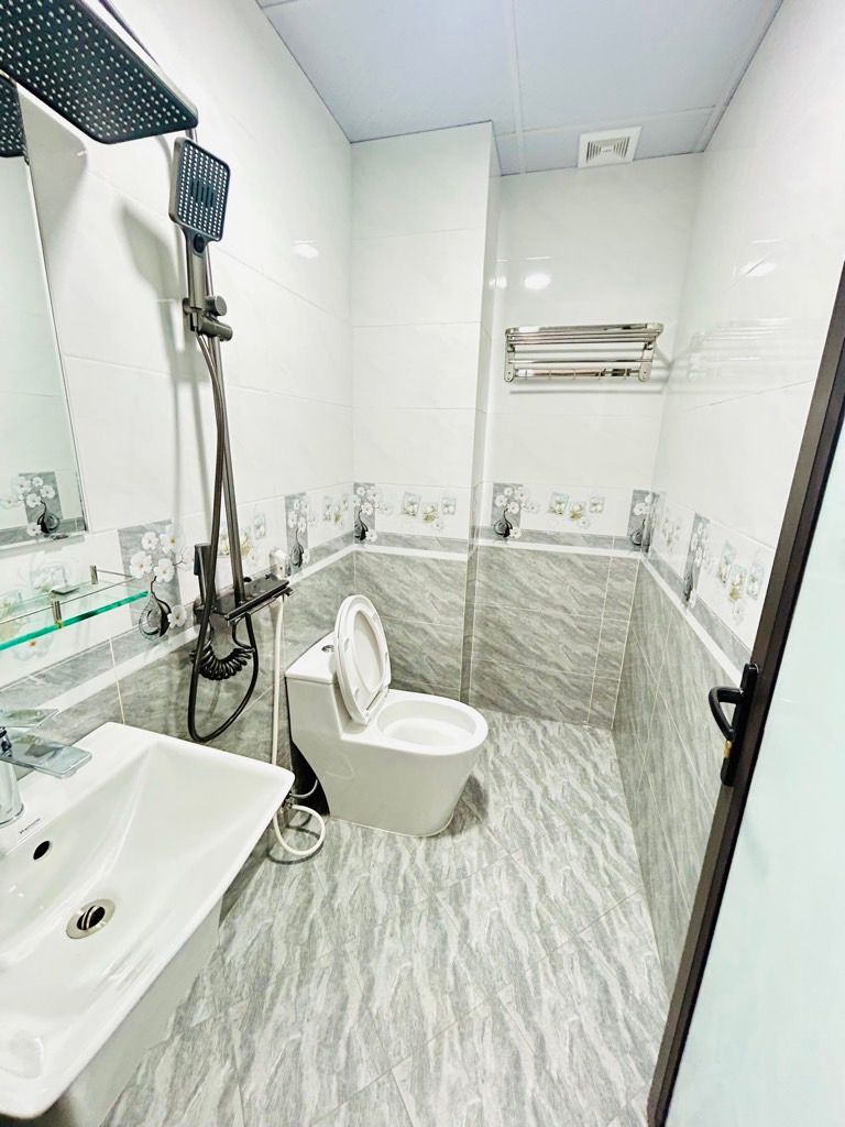 Bán nhà Hoàng Mai - diện tích 30m2 5 tầng - Nhà mới kính koong, thang máy - giá 8,5 tỷ