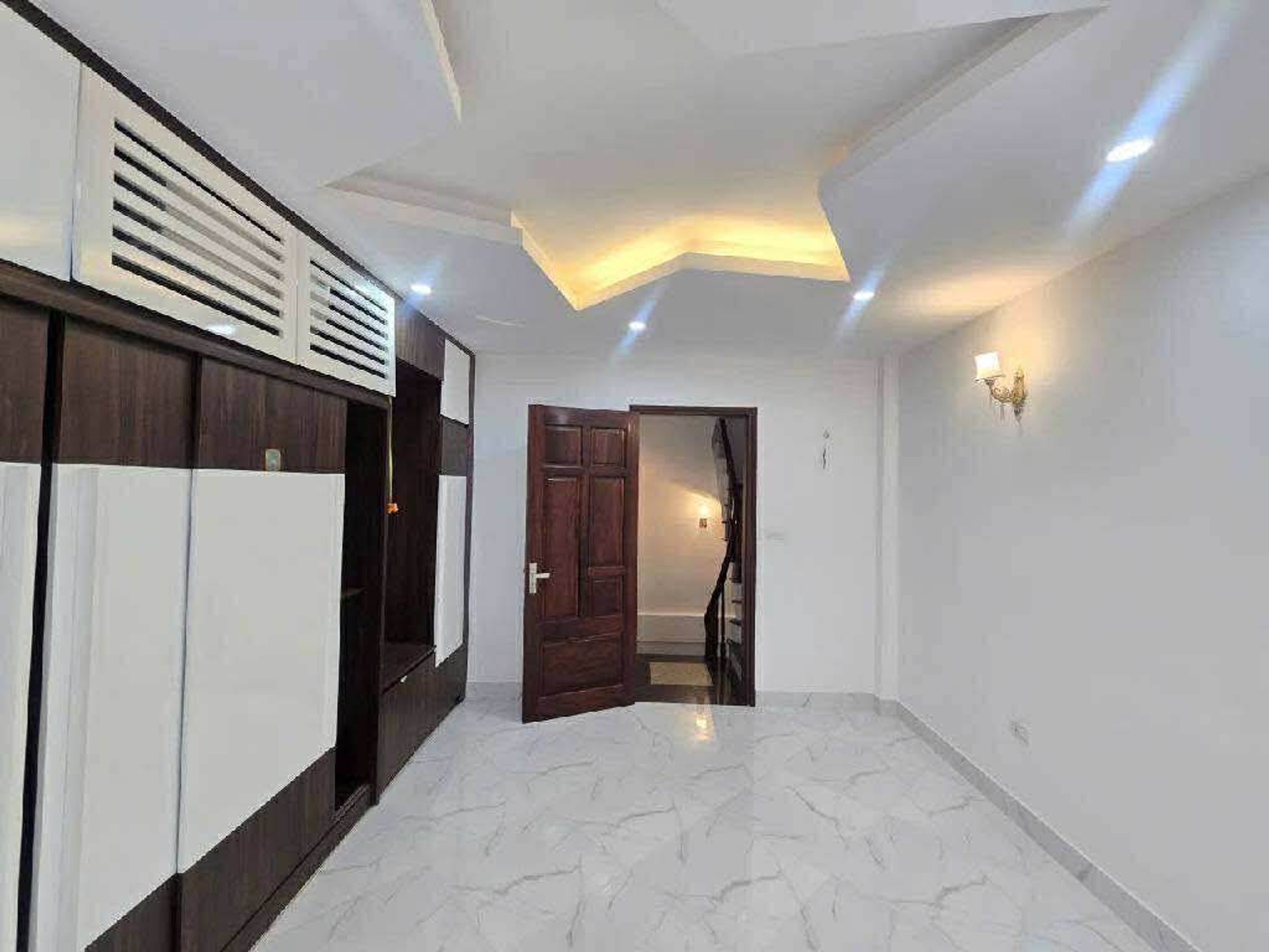 Bán nhà Phố 8/3 - diện tích 31m2 5 tầng - Lô góc - giá 7,5 tỷ