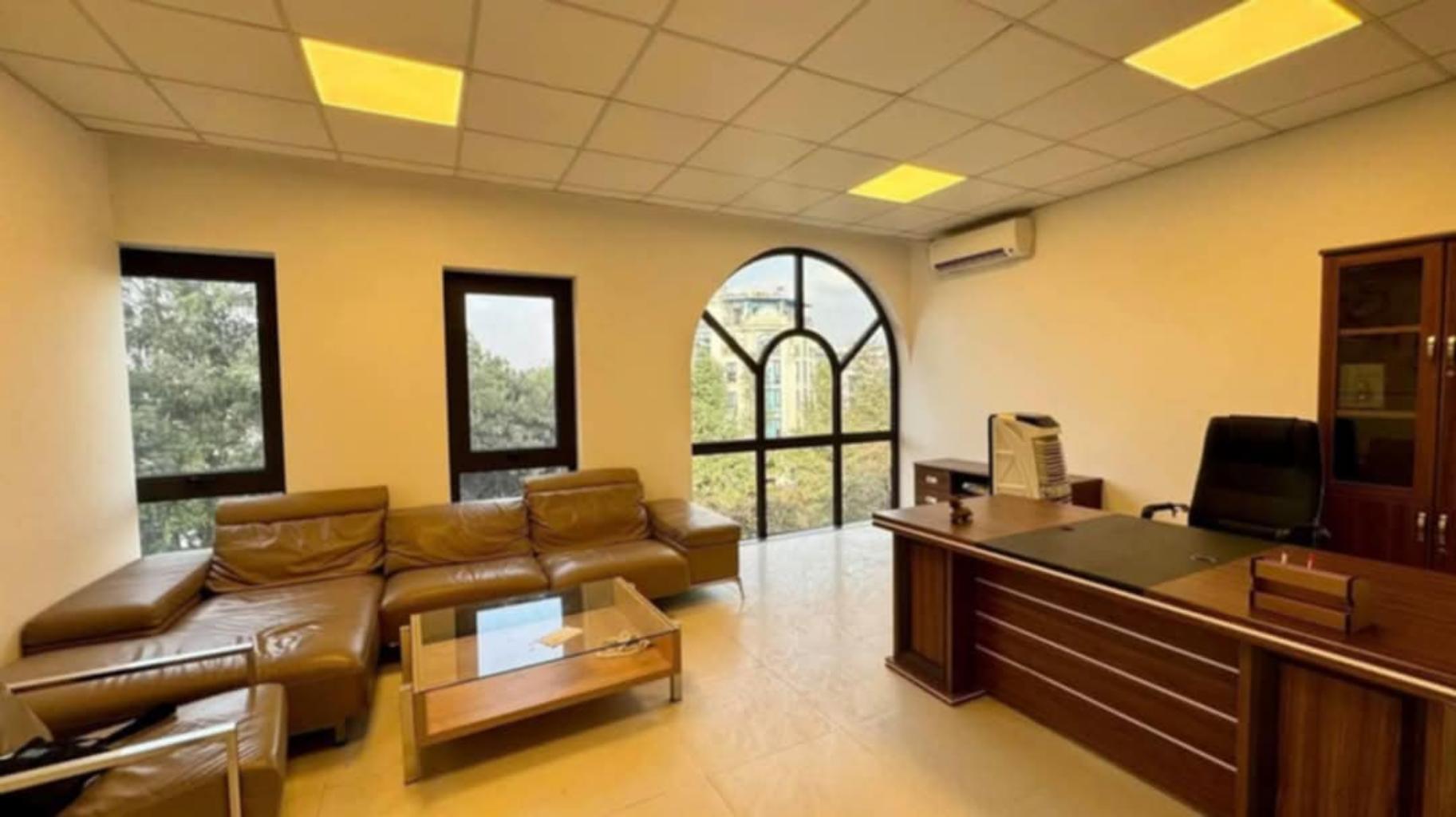 Bán nhà Ngõ 4 - diện tích 203m2 7 tầng - Lô góc 3 mặt thoáng - giá 74 tỷ