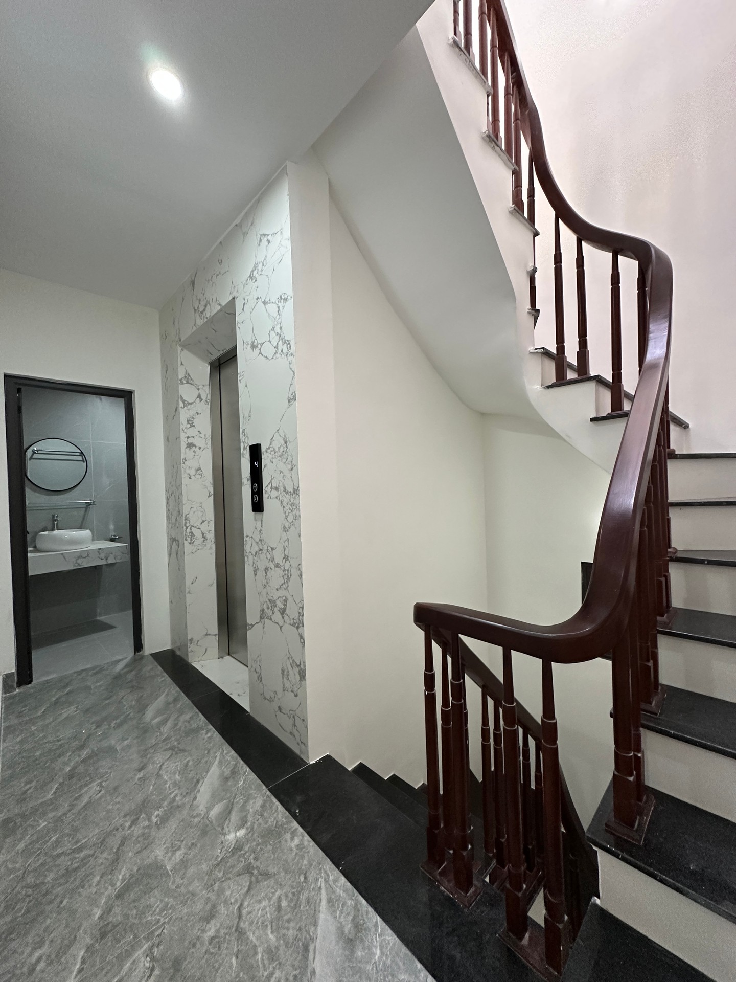 Bán nhà Trần Khát Chân - diện tích 42m2 5 tầng - Lô góc thoáng sáng - giá 12,5 tỷ